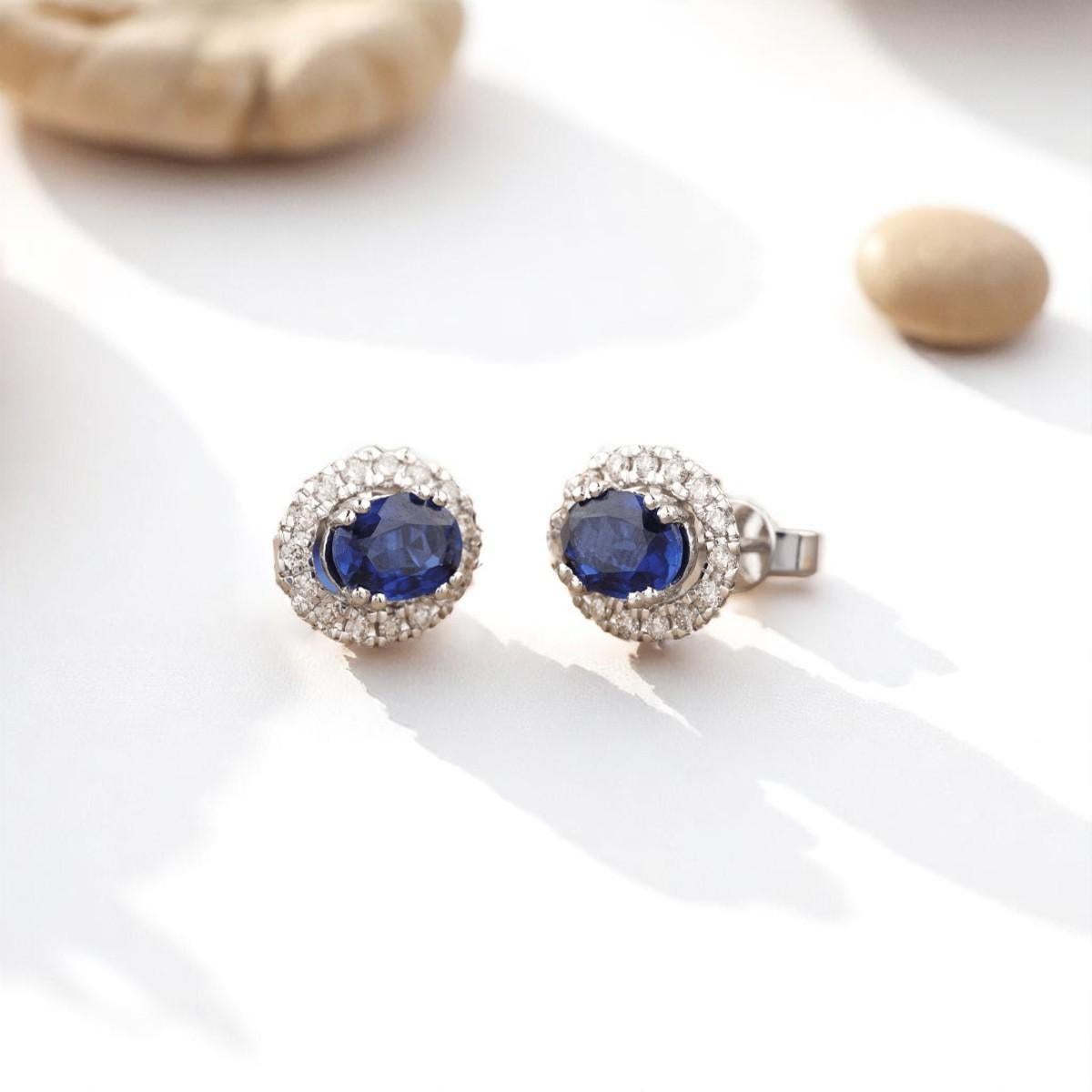 Taille ronde Oval Blue Sapphires Halo Diamond Stud Earrings in 14K Solid Gold (Certified) en vente