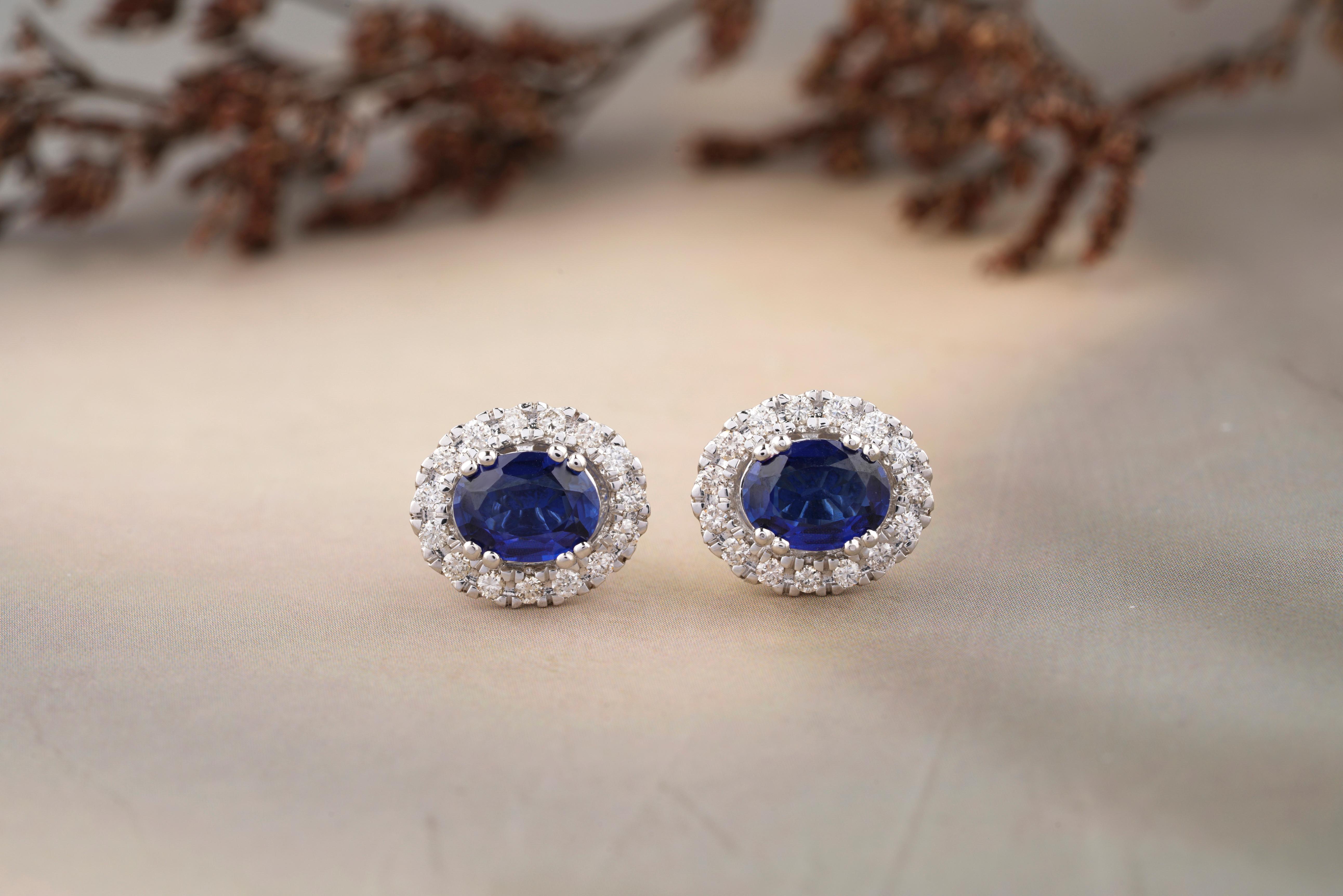 Orecchini ovali con zaffiri blu e diamanti a raggiera in oro massiccio 14K (certificati) in vendita 2