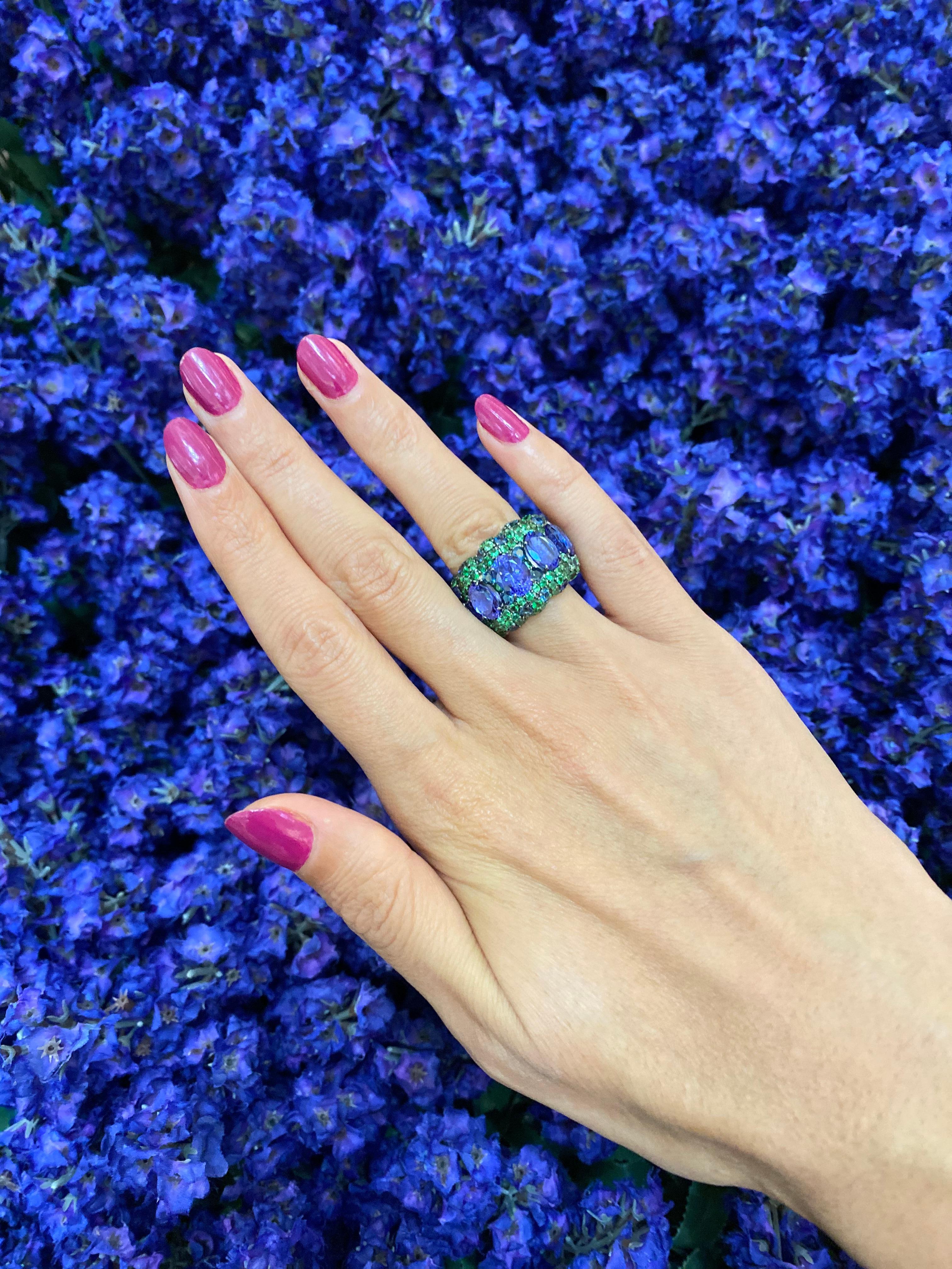 Anello ovale in oro bianco 18 carati con tanzanite blu, zaffiro verde e pavé di zaffiri in vendita 11