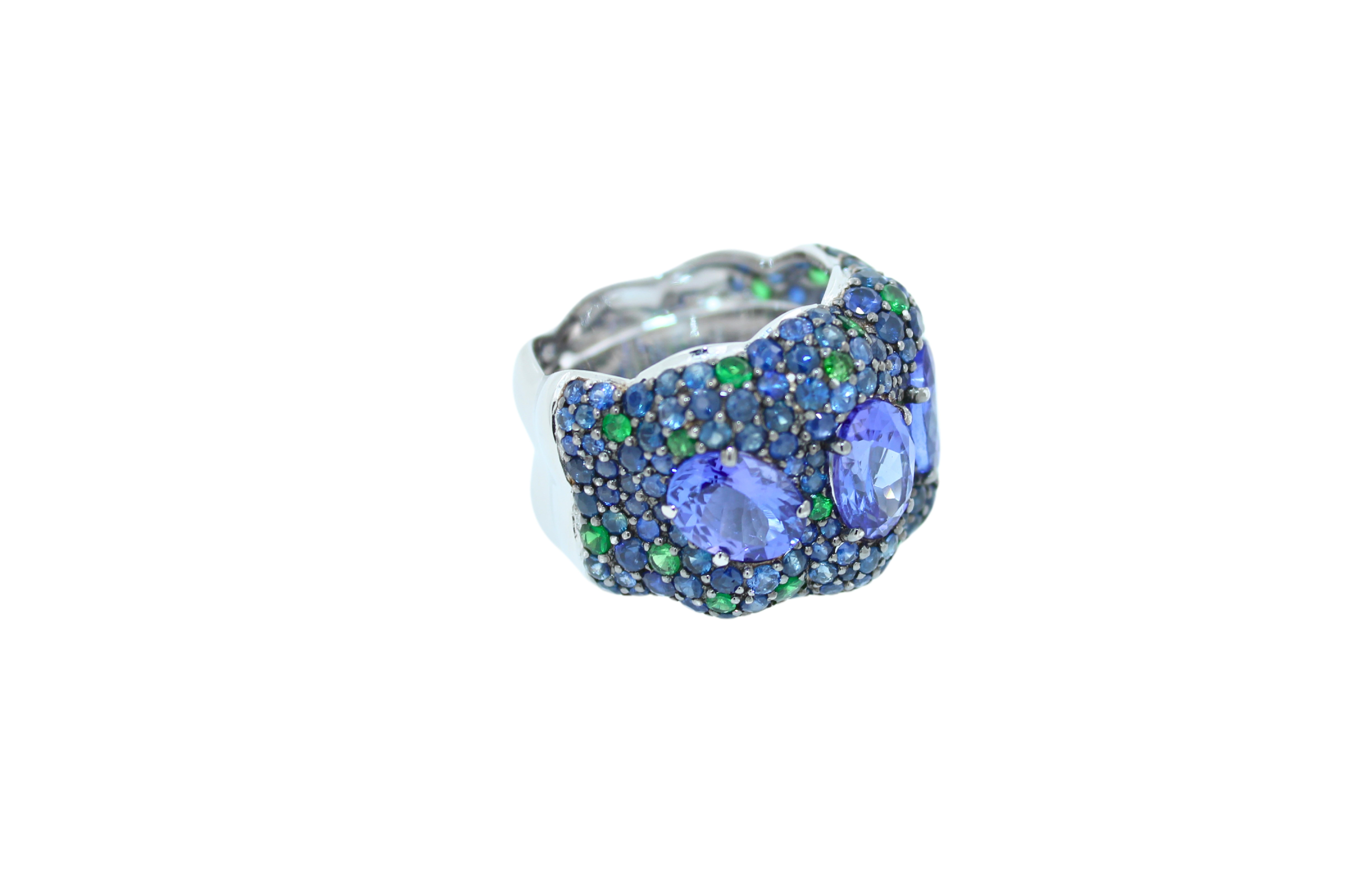 Taille ovale Bague ovale en or blanc 18 carats Tanzanite bleue Tsavorite verte Saphir Pave Dome en vente