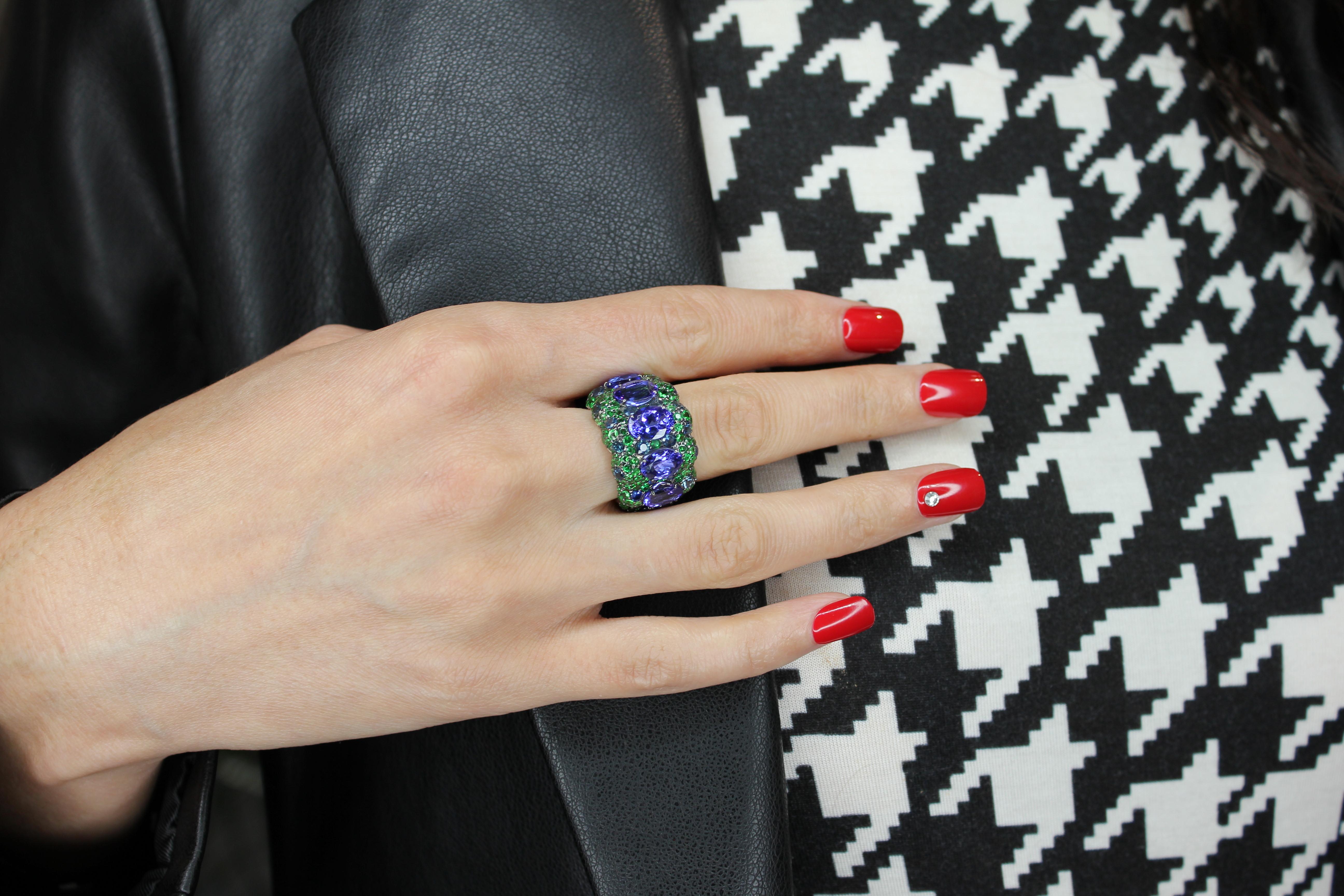 Anello ovale in oro bianco 18 carati con tanzanite blu, zaffiro verde e pavé di zaffiri in vendita 13