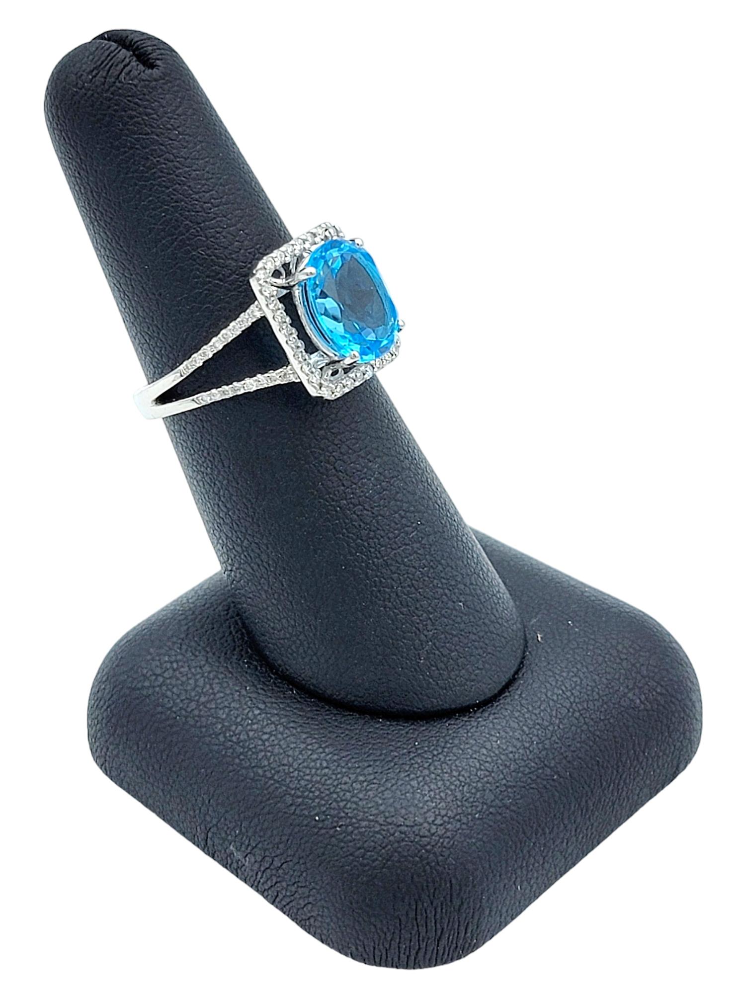 Bague à tige fendue en or blanc 18 carats, topaze bleue ovale et halo de diamants carrés en vente 7