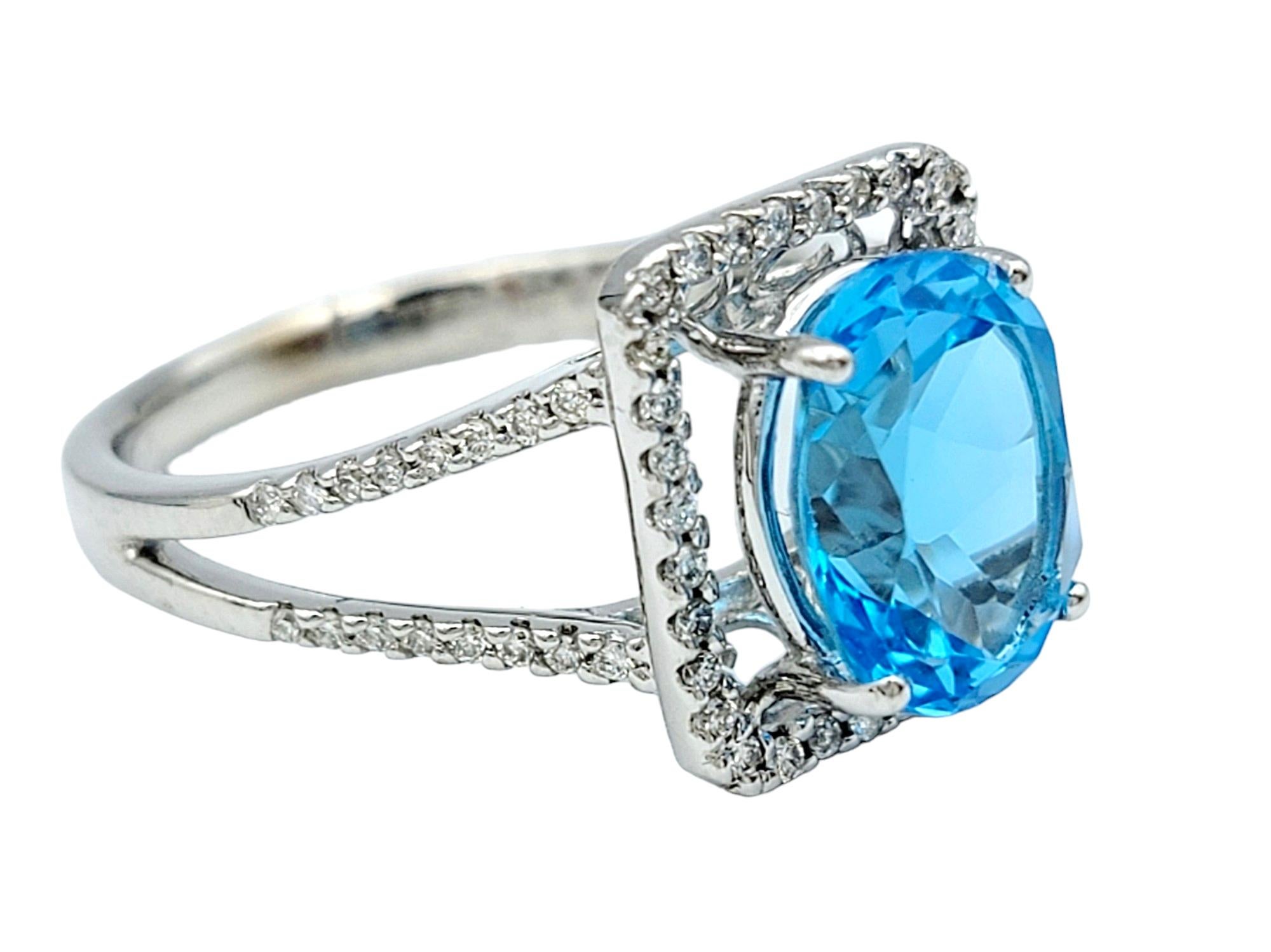 Bague à tige fendue en or blanc 18 carats, topaze bleue ovale et halo de diamants carrés Pour femmes en vente