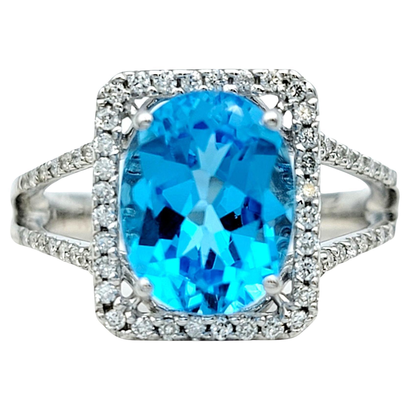 Bague à tige fendue en or blanc 18 carats, topaze bleue ovale et halo de diamants carrés en vente