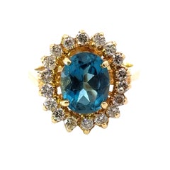 Ovaler blauer Topas, Diamant und Ring aus 14 Karat Gelbgold