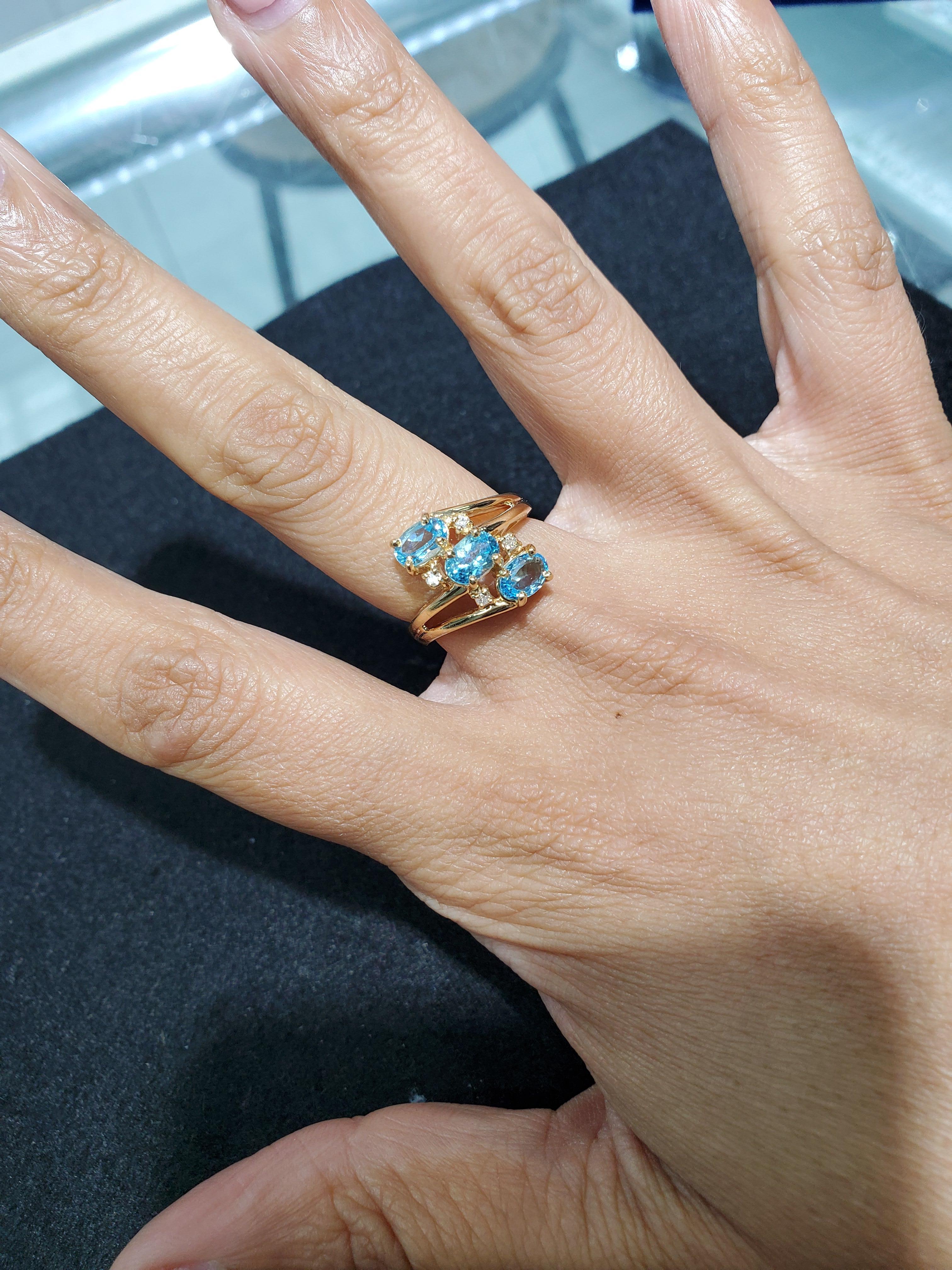 Taille ovale Bague en or jaune 14 carats avec topaze bleue ovale et diamants en vente