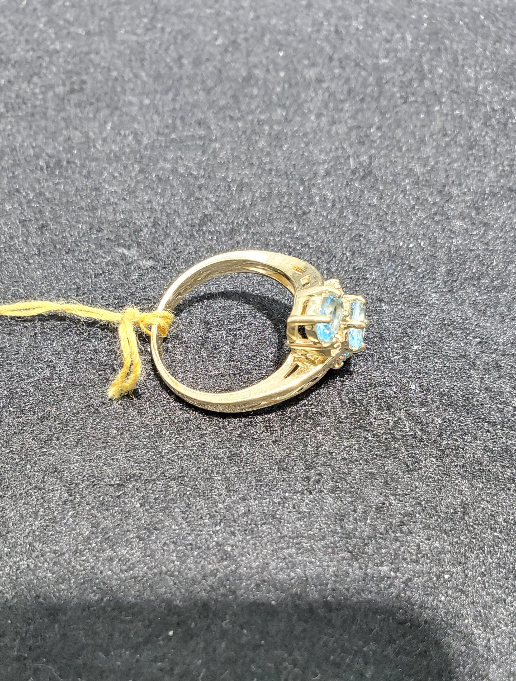 Bague en or jaune 14 carats avec topaze bleue ovale et diamants Neuf - En vente à Sugar Land, TX