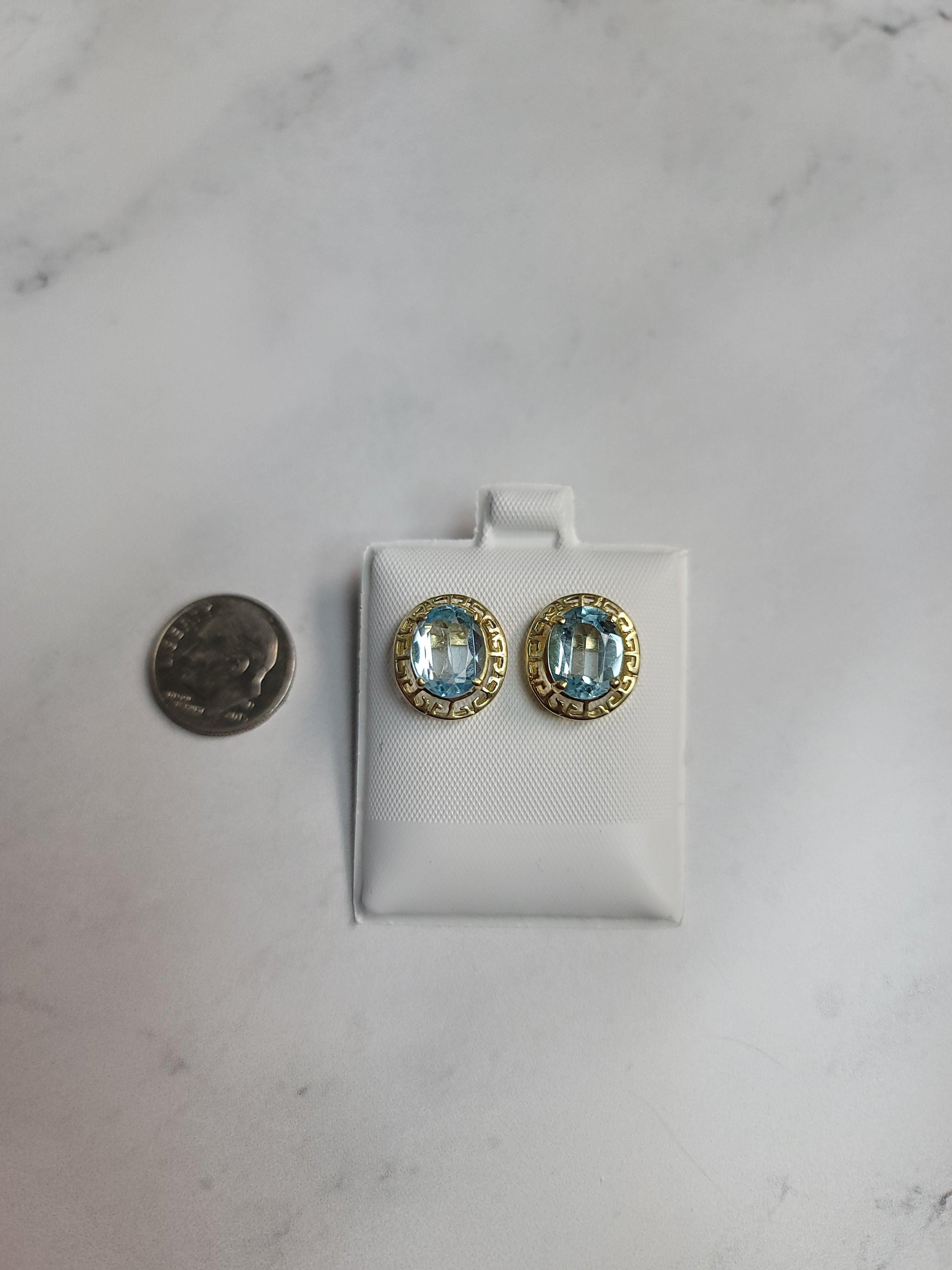 Taglio ovale Orecchini ovali di topazio blu con montatura a greca in oro giallo 14k in vendita