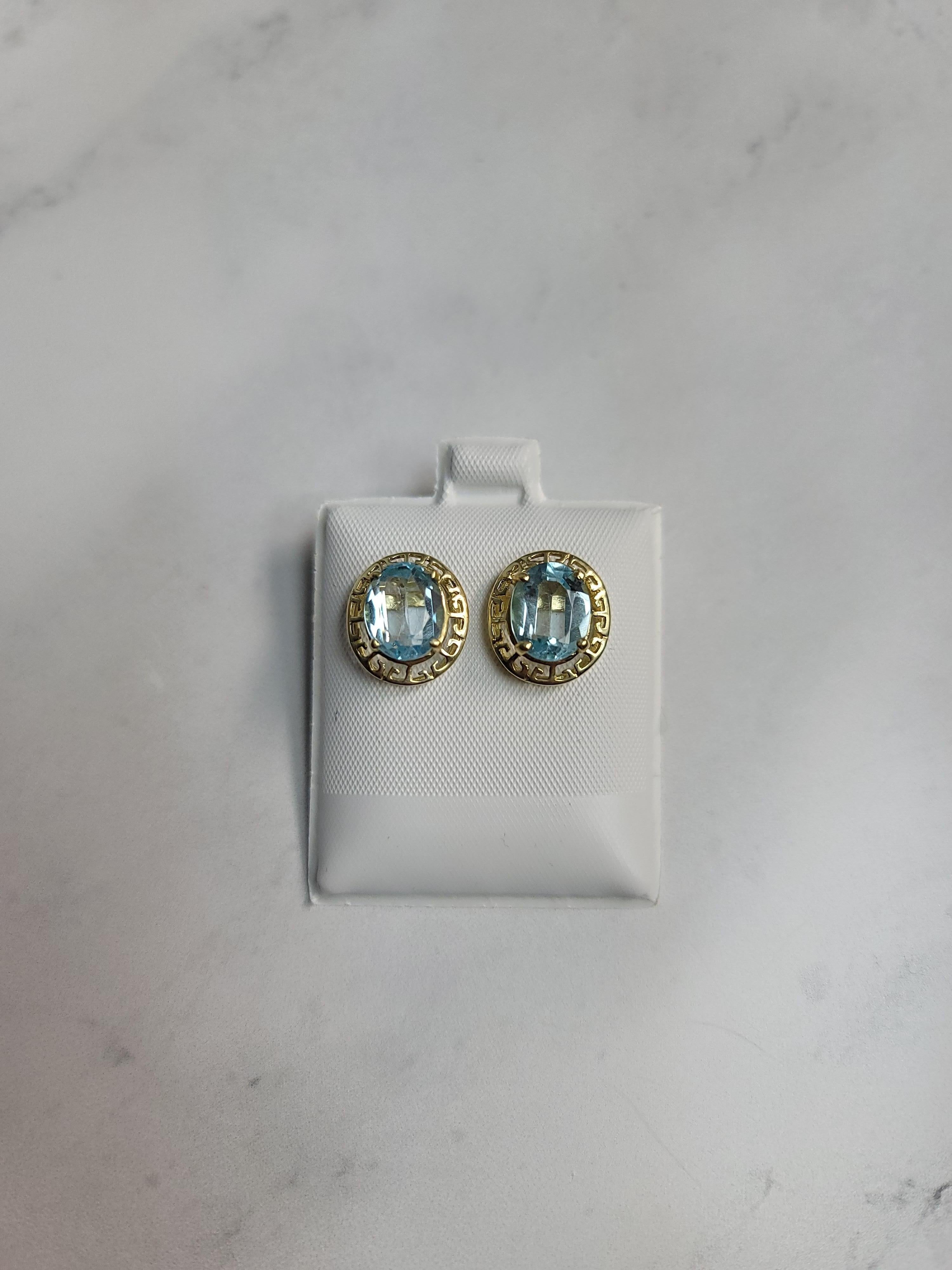 Orecchini ovali di topazio blu con montatura a greca in oro giallo 14k In condizioni Nuovo in vendita a Sugar Land, TX