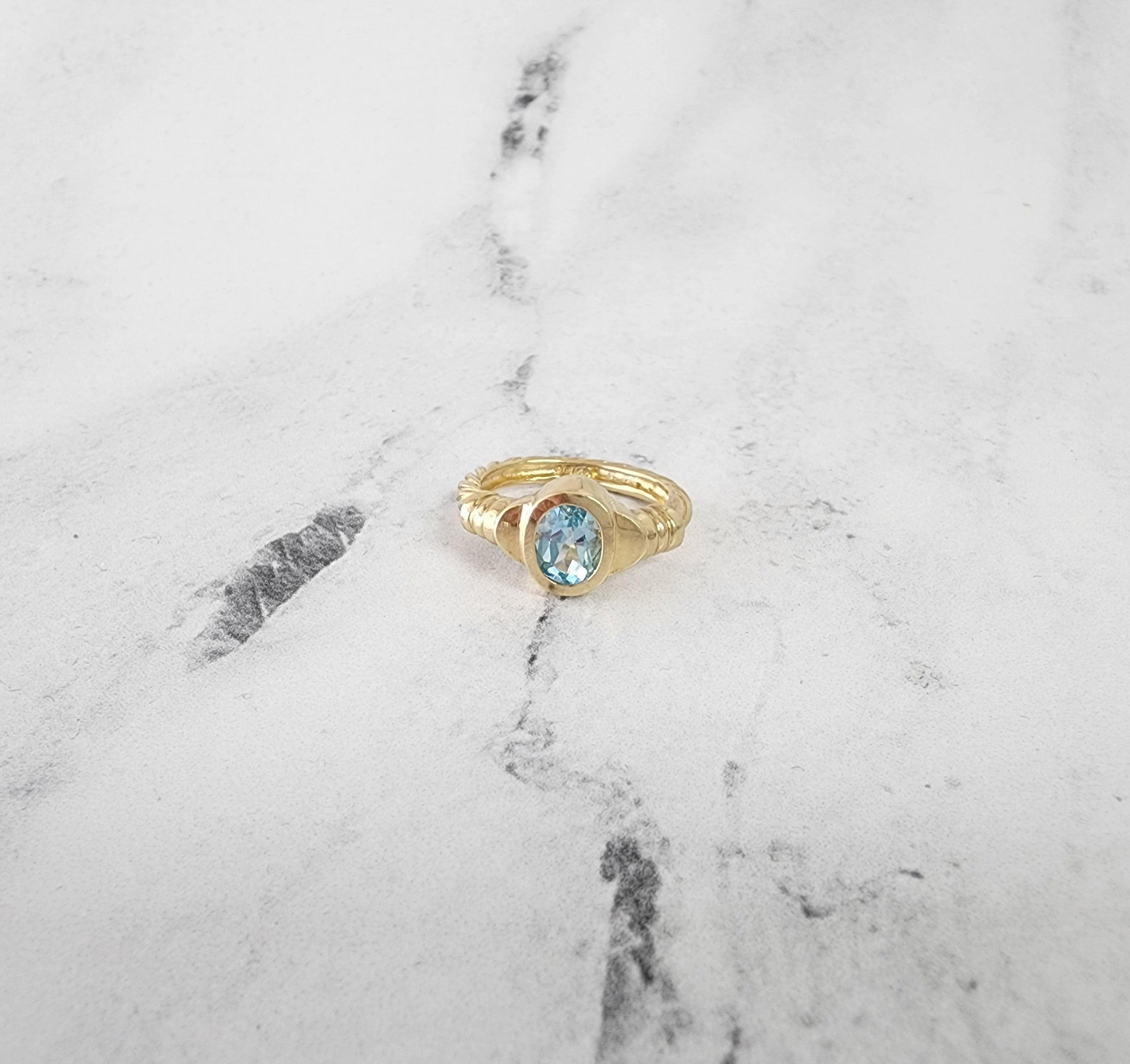 Taille ovale Bague solitaire en or jaune 14k avec topaze bleue ovale en vente