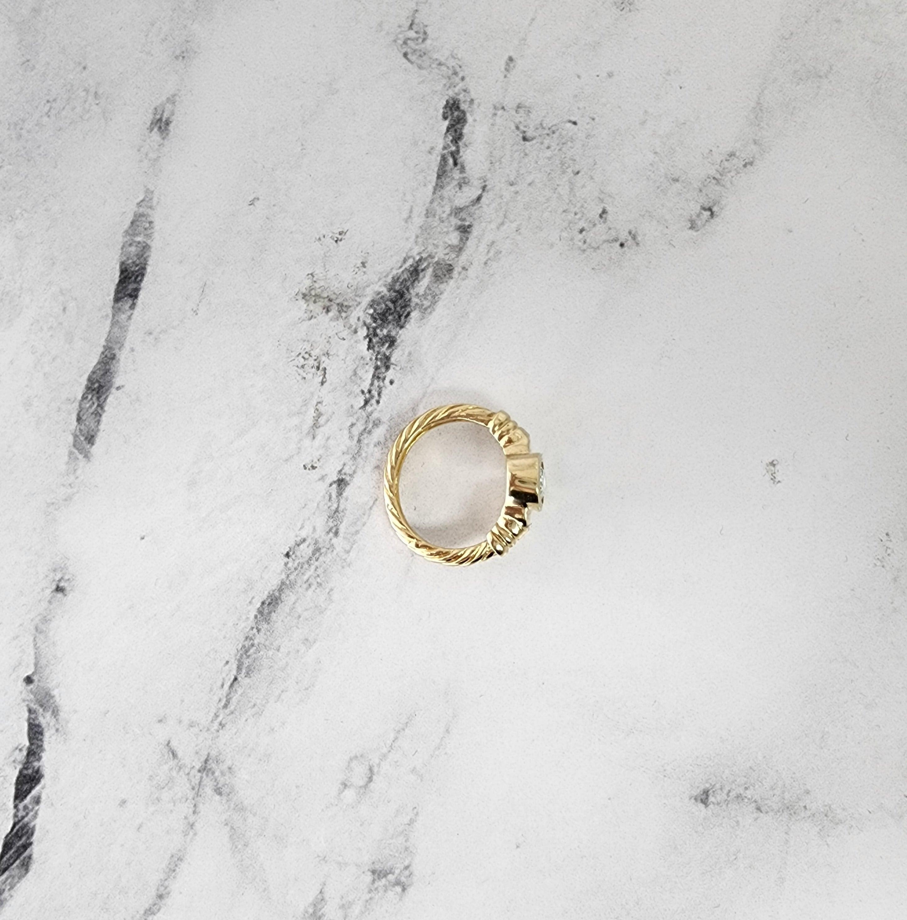 Bague solitaire en or jaune 14k avec topaze bleue ovale Pour femmes en vente