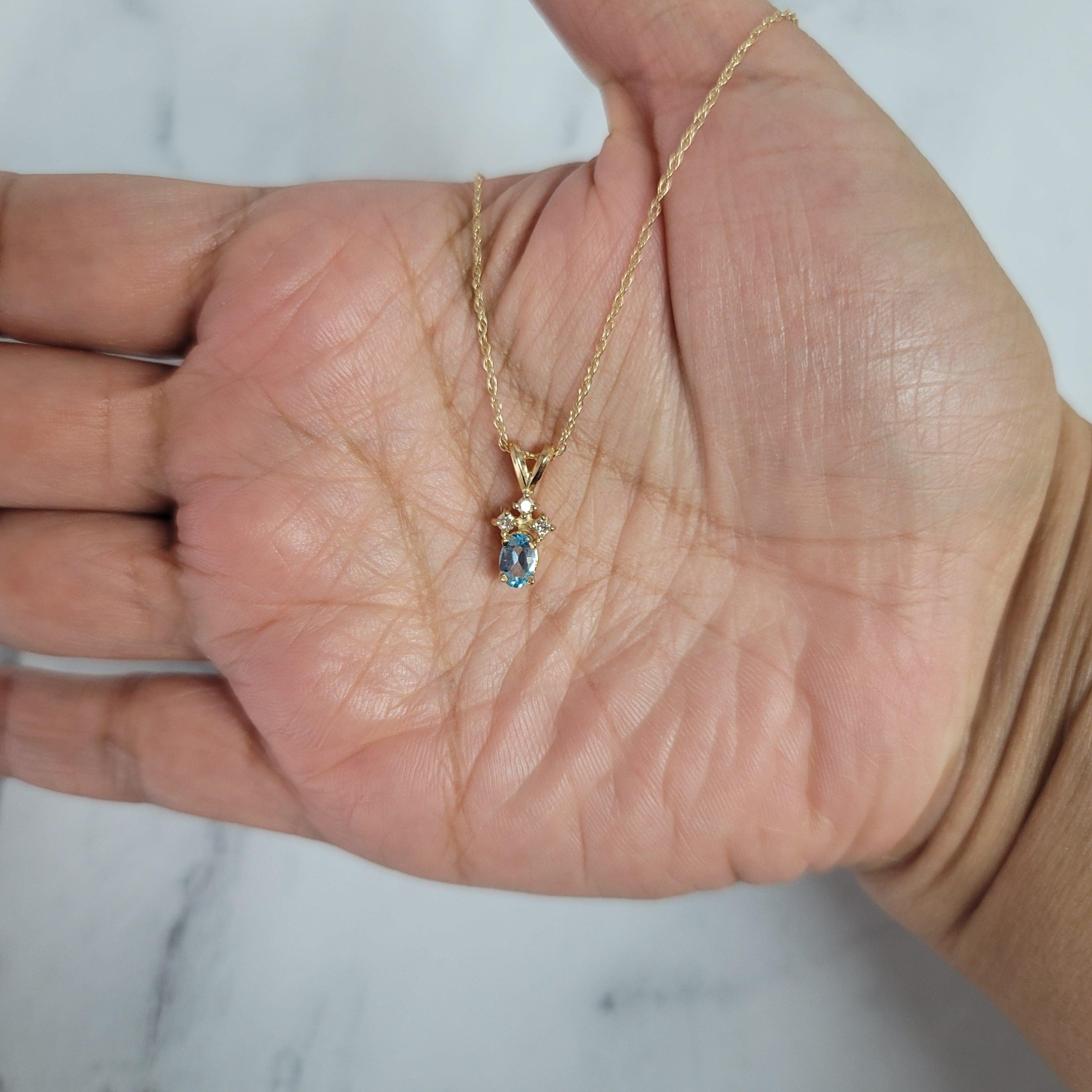 Taglio ovale Collana con Topazio Blu Ovale e Tre Piccoli Diamanti in Oro Giallo 14k in vendita