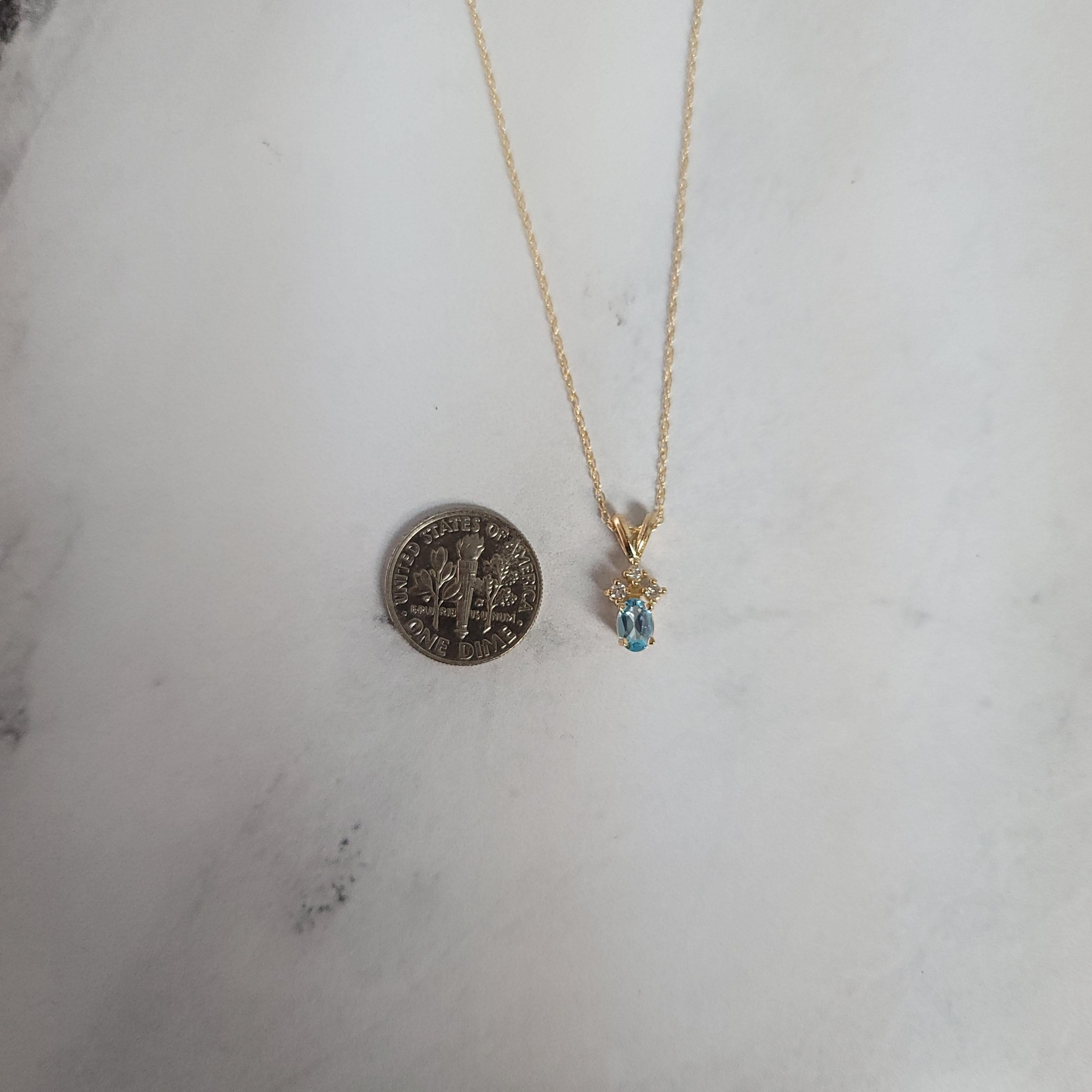 Collana con Topazio Blu Ovale e Tre Piccoli Diamanti in Oro Giallo 14k In condizioni Nuovo in vendita a Sugar Land, TX