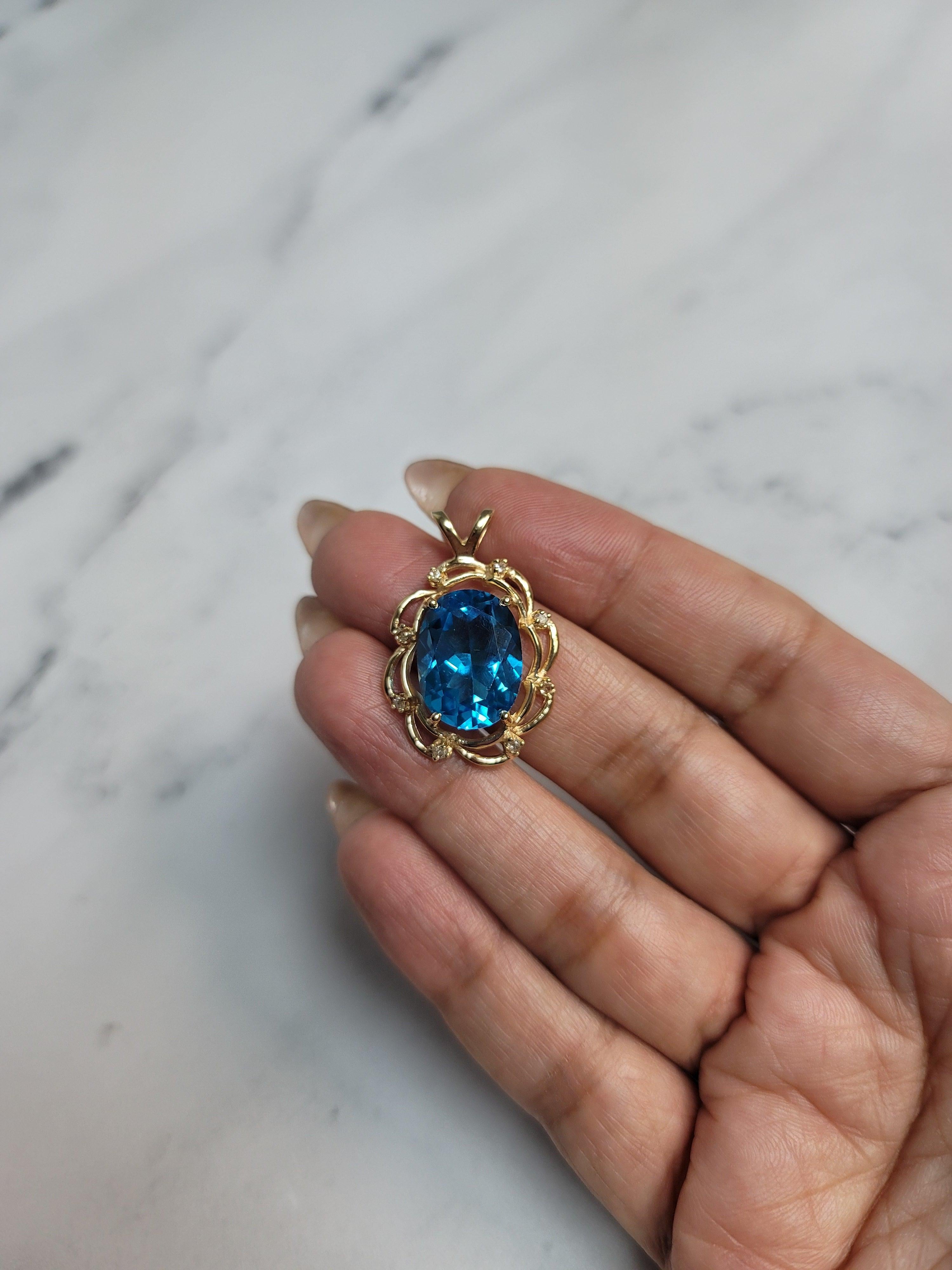 Taille ovale Topaze bleue ovale avec diamants en or jaune 14k en vente