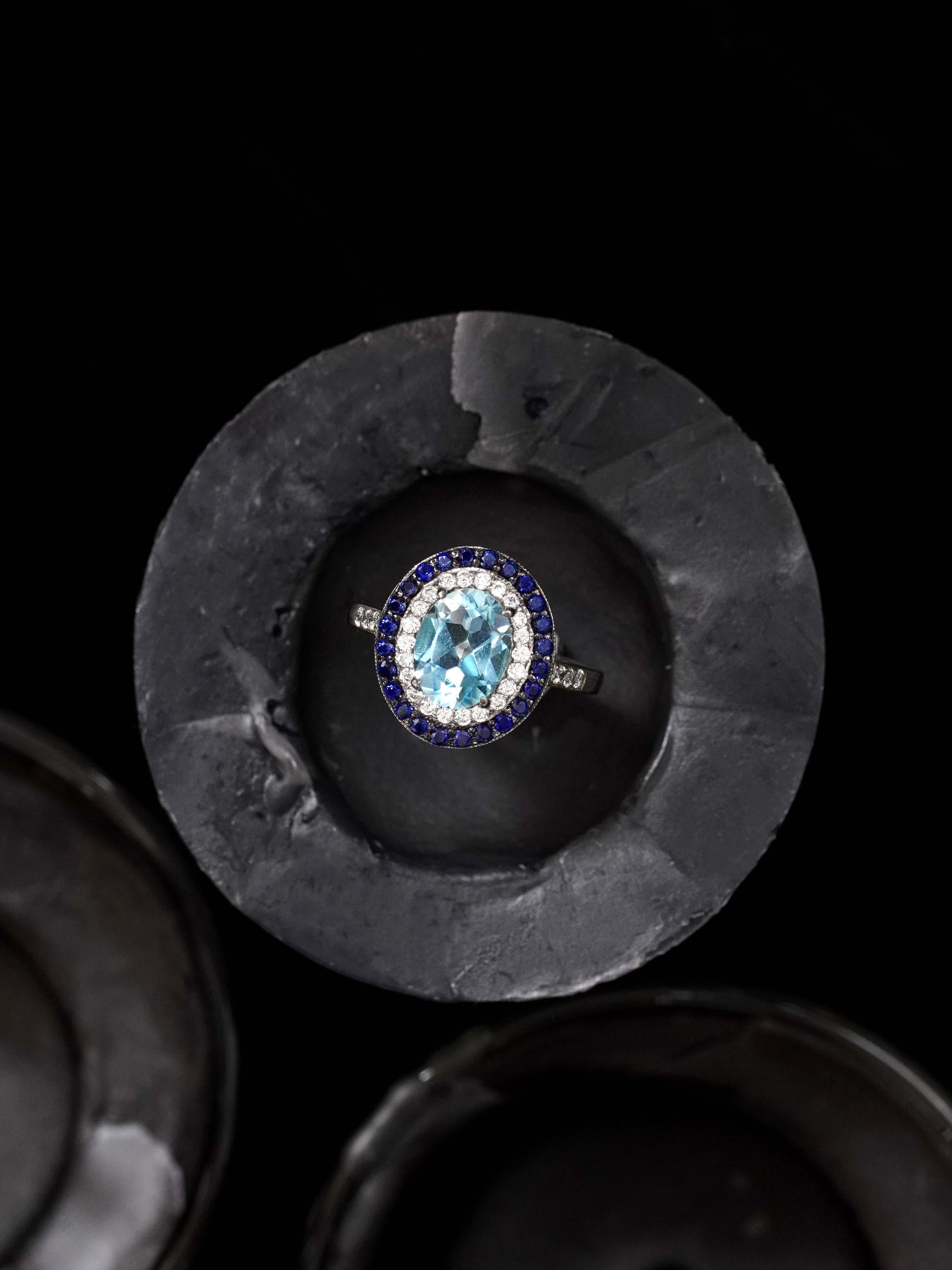 Taglio ovale Anello a raggiera ovale in oro 14K con zaffiro e diamante in stile Art Deco in vendita