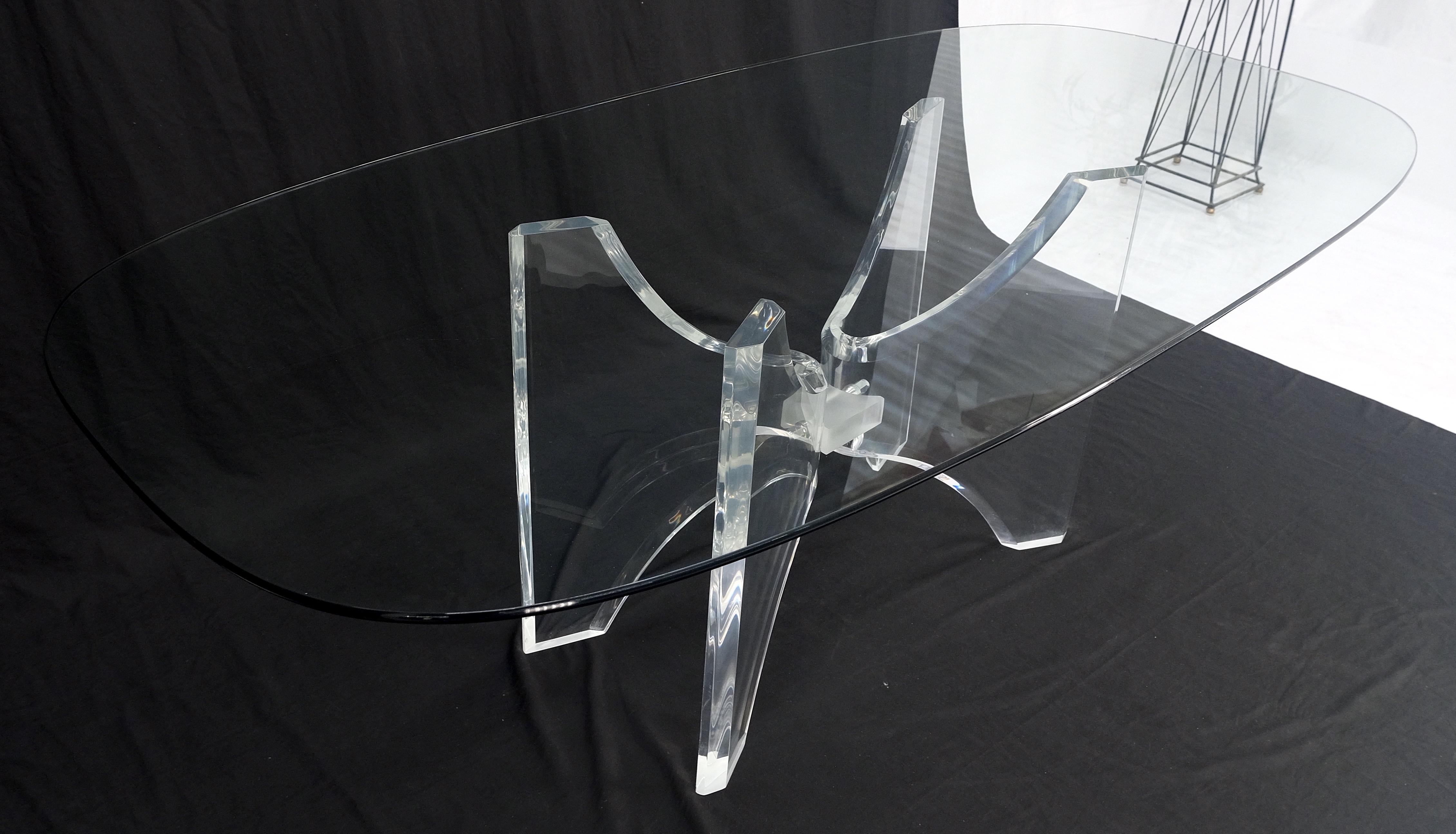 Table de conférence et de salle à manger ovale en forme de bateau avec plateau en verre et base en Lucite 88