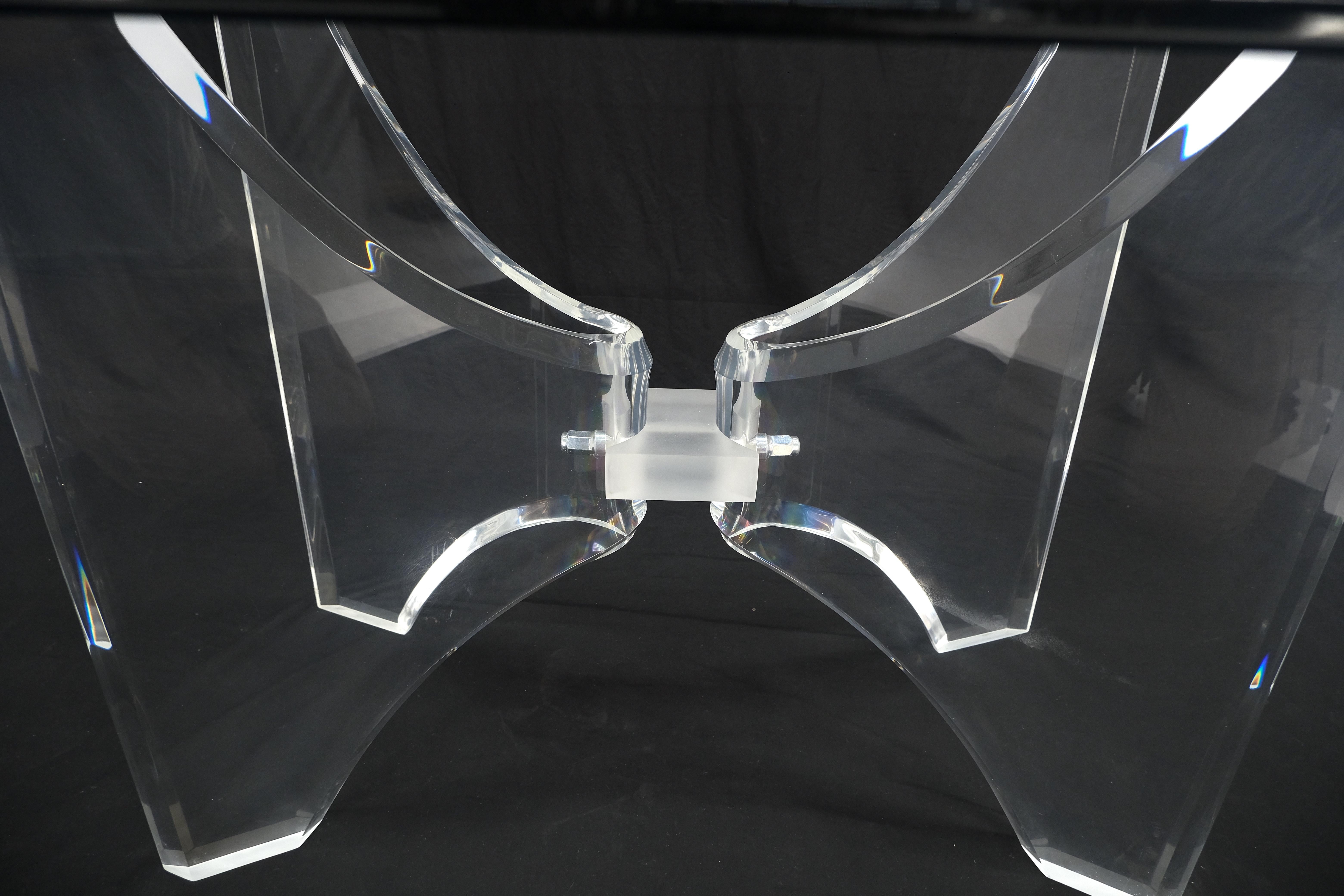 Table de conférence et de salle à manger ovale en forme de bateau avec plateau en verre et base en Lucite 88