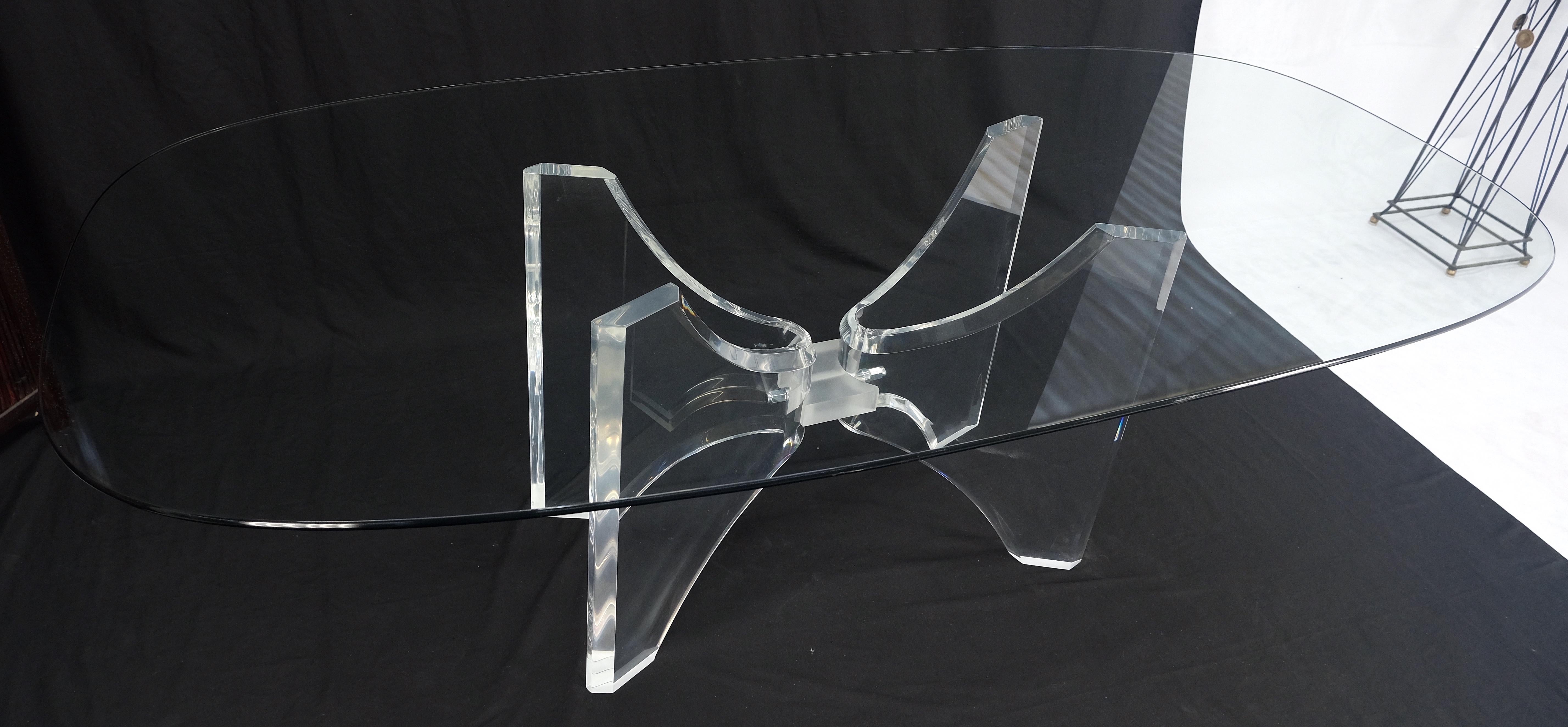 Américain Table de conférence et de salle à manger ovale en forme de bateau avec plateau en verre et base en Lucite 88