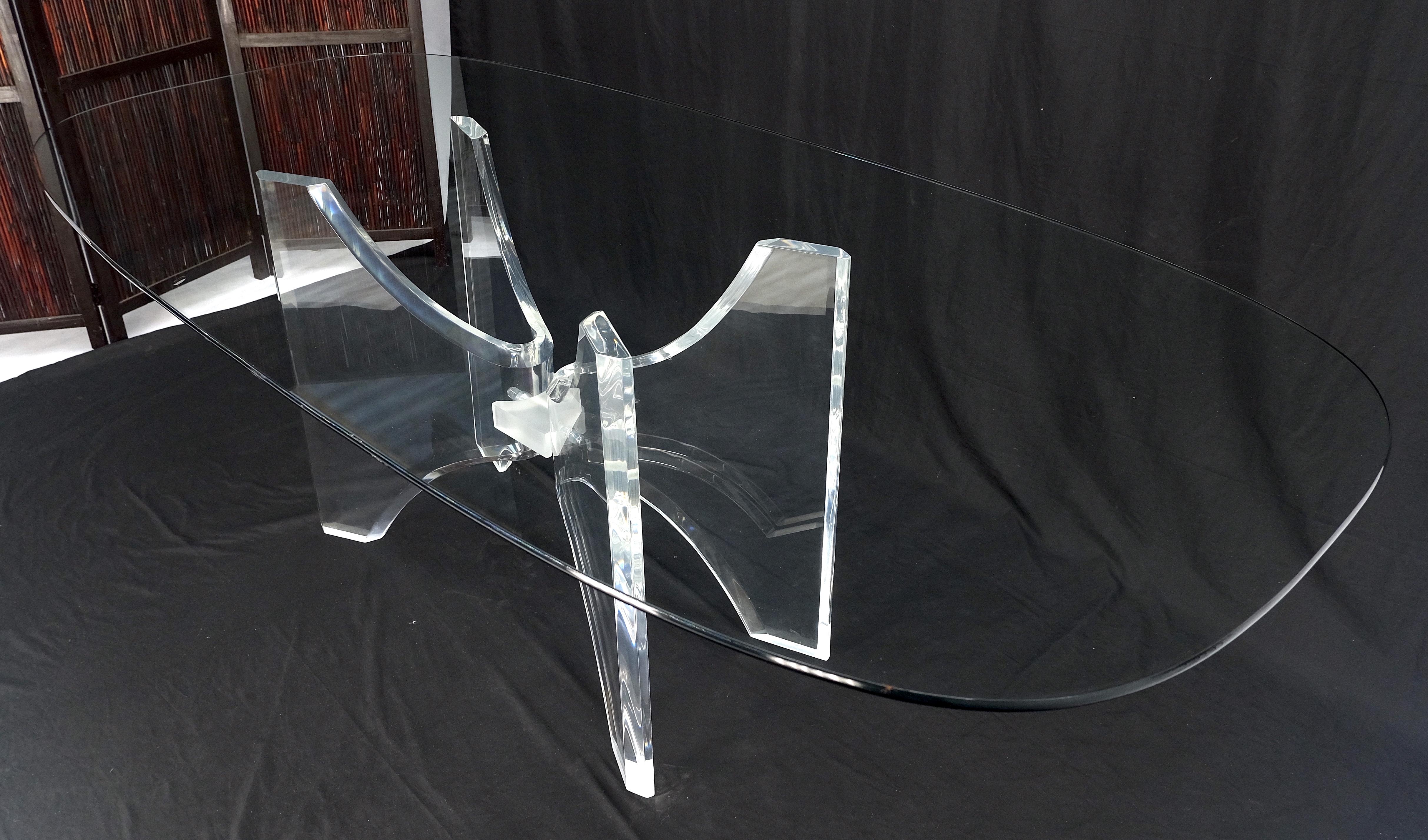 Table de conférence et de salle à manger ovale en forme de bateau avec plateau en verre et base en Lucite 88