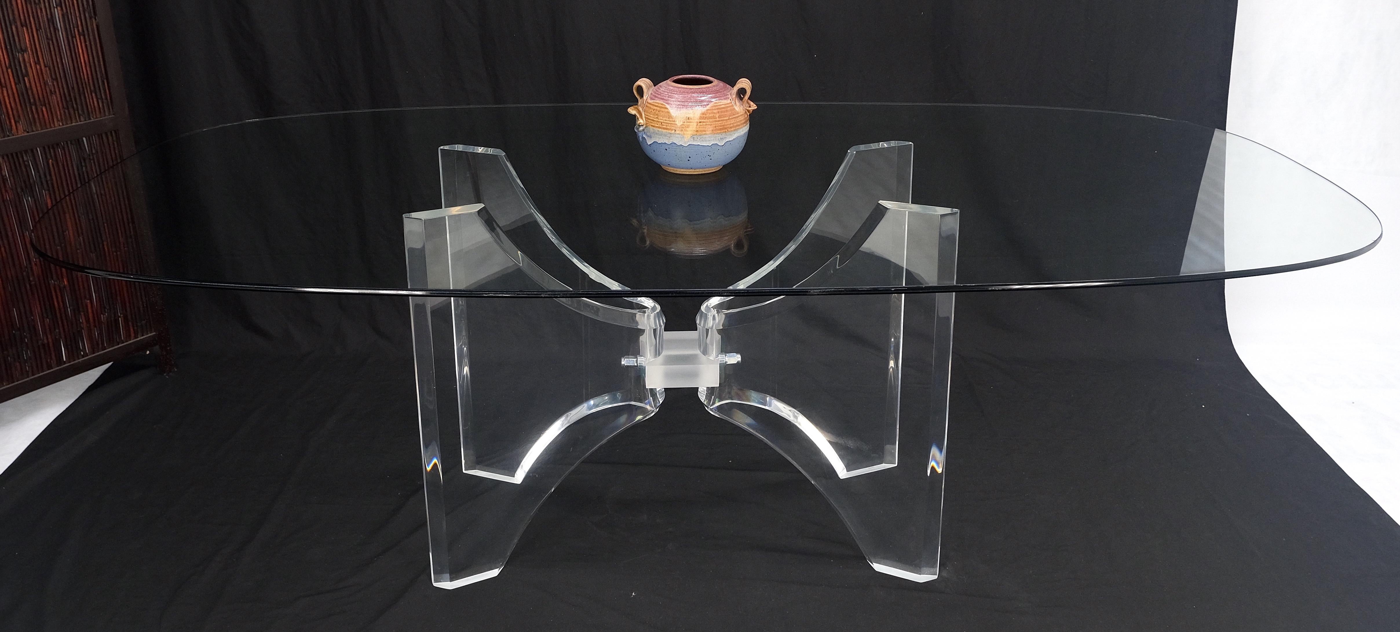 20ième siècle Table de conférence et de salle à manger ovale en forme de bateau avec plateau en verre et base en Lucite 88