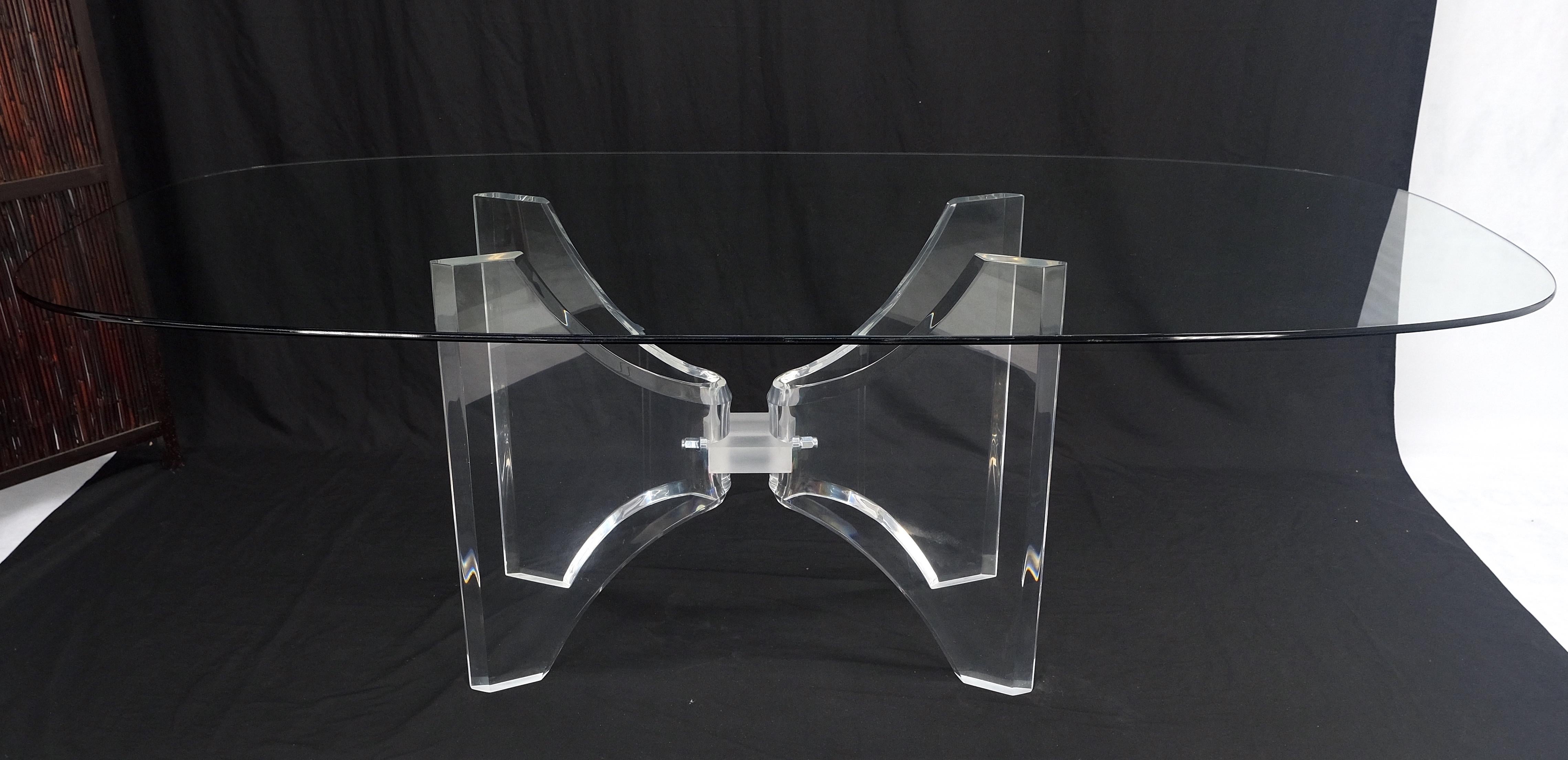 Table de conférence et de salle à manger ovale en forme de bateau avec plateau en verre et base en Lucite 88