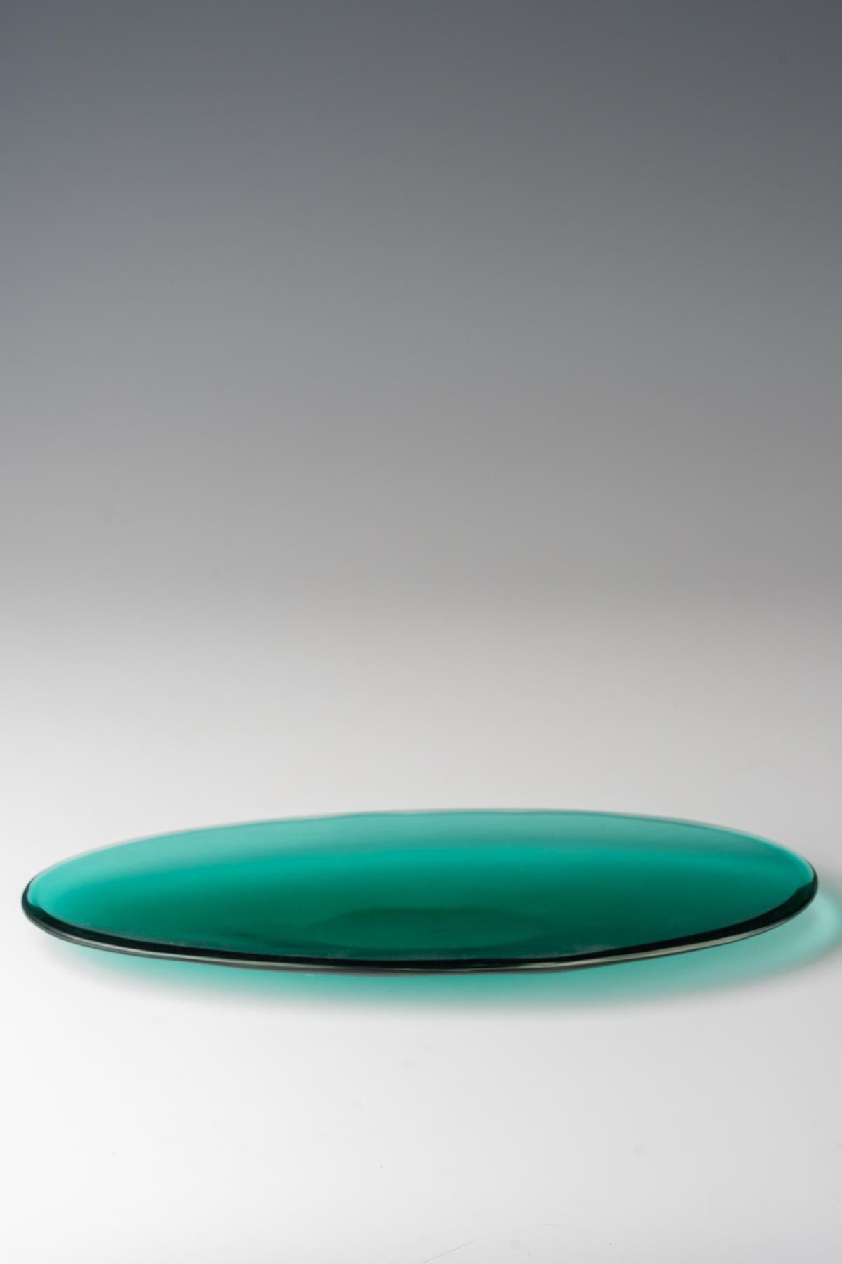 Coupe ovale avec gravure à la meule, signature à l'acide par Paolo Venini pour Venini Murano Italie
Un plat ovale en verre vert 'gravé' modèle 4824 1956 marqué à l'acide 'Venini murano ITALIA'.
Cm 33 x14 cm.

LittératureM. Barovier, C. Sonego, sous