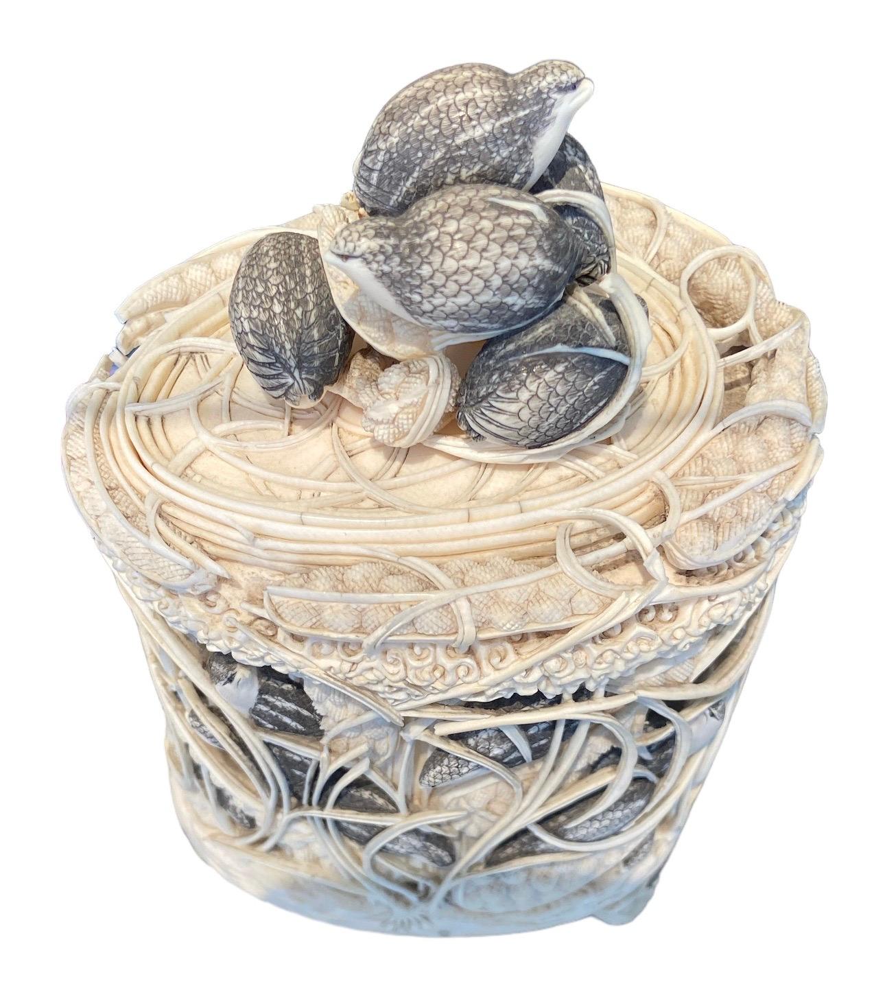Ovale Dose aus Elfenbein, verziert mit Perlhühnern im Schilf.
Sehr detailliert und realistisch. Handgeschnitzt, hochqualifizierte Handwerkskunst.
