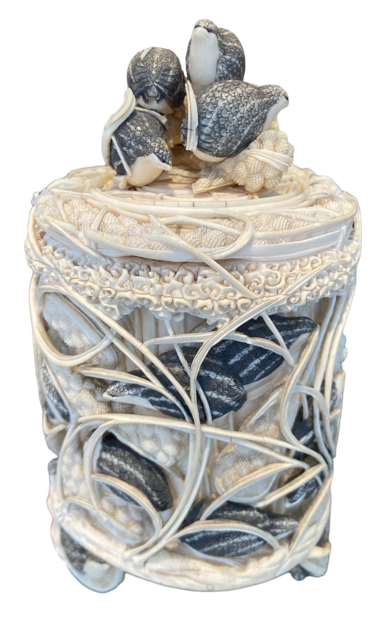 Ovaler ovaler Schachtel in Elfenbein, verziert mit guineafarbenem Käfig im Schilf.  (Chinesisch) im Angebot