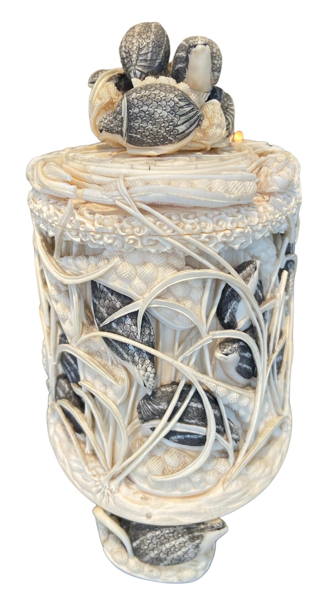 Sculpté à la main Boîte ovale en ivoire décorée de hiboux de guinea dans les roseaux.  en vente