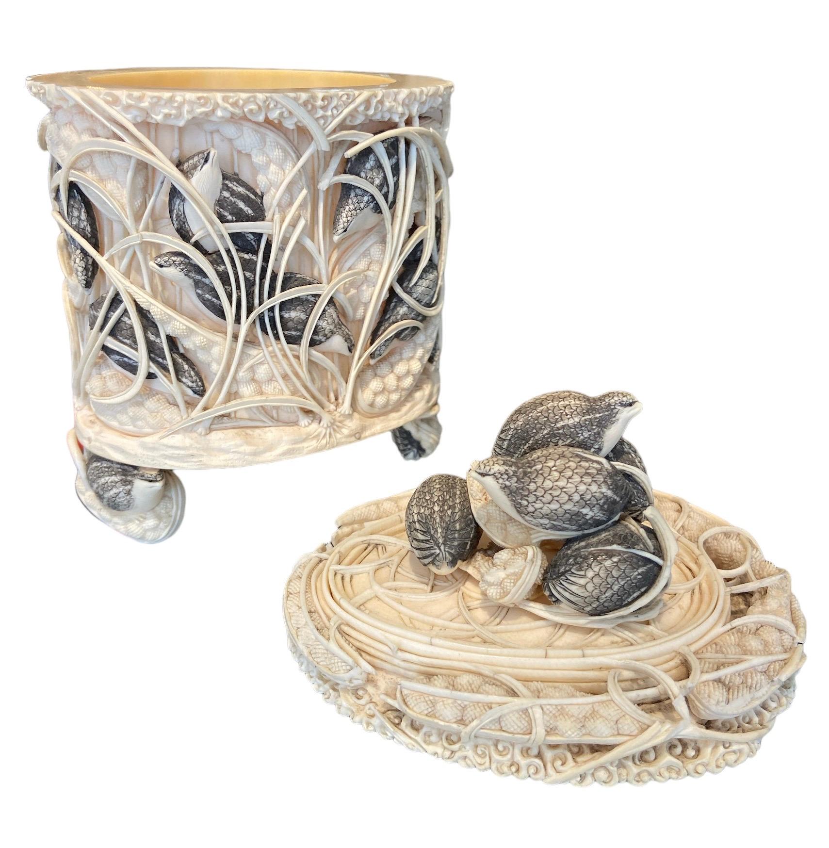 Boîte ovale en ivoire décorée de hiboux de guinea dans les roseaux.  État moyen - En vente à 'S-HERTOGENBOSCH, NL
