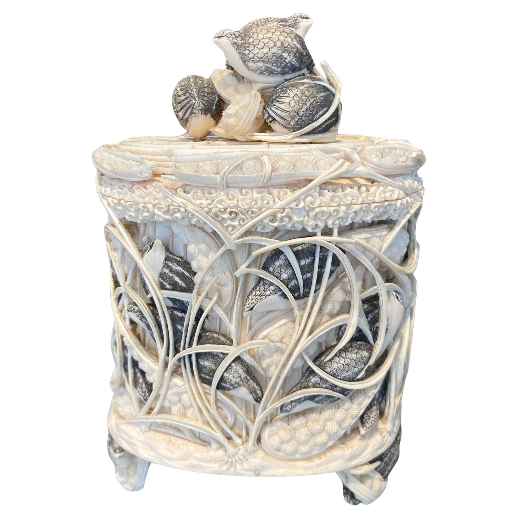 Boîte ovale en ivoire décorée de hiboux de guinea dans les roseaux.  en vente