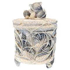 Boîte ovale en ivoire décorée de hiboux de guinea dans les roseaux. 