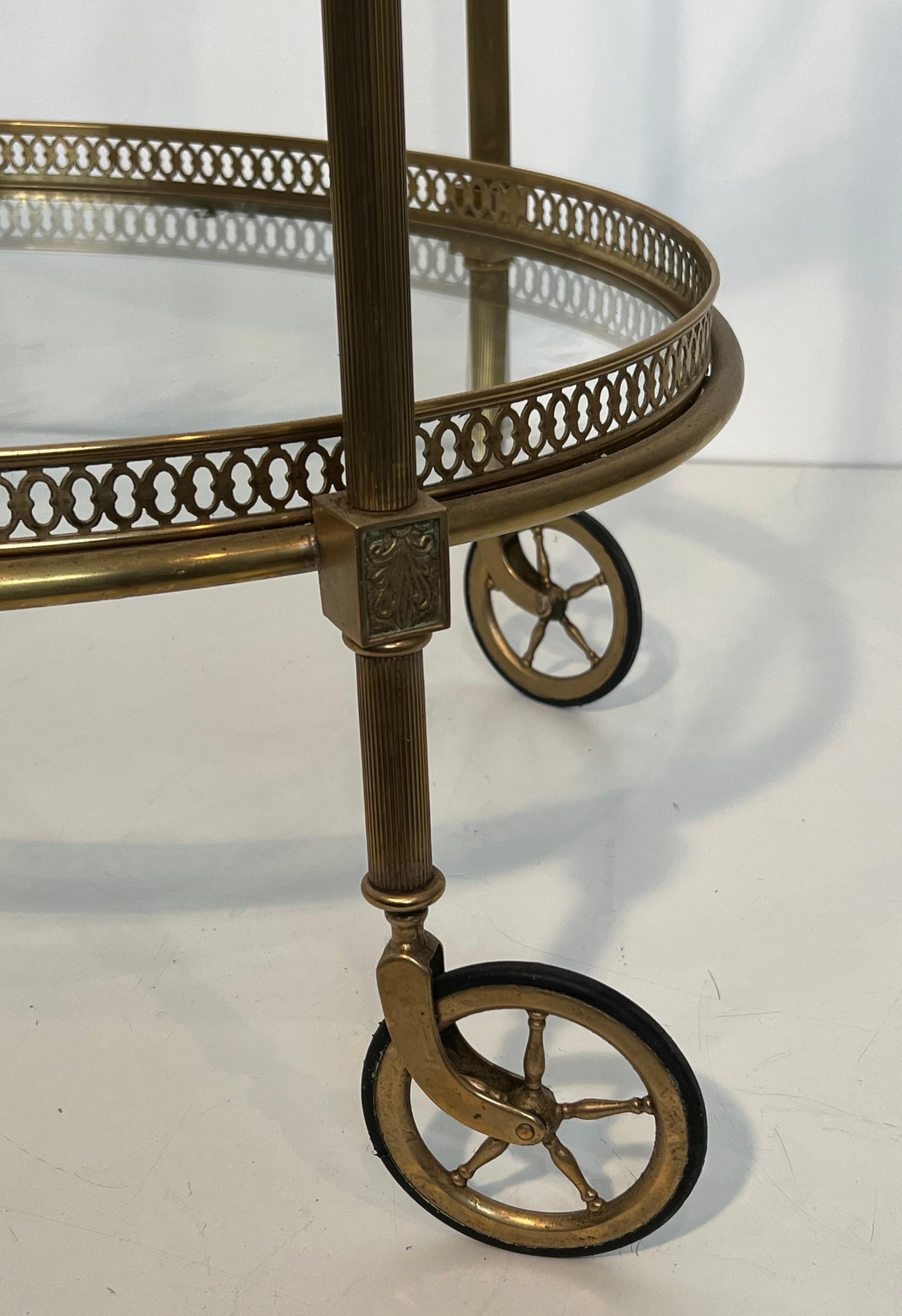 Chariot de bar ovale en laiton de Maison Jansen en vente 3