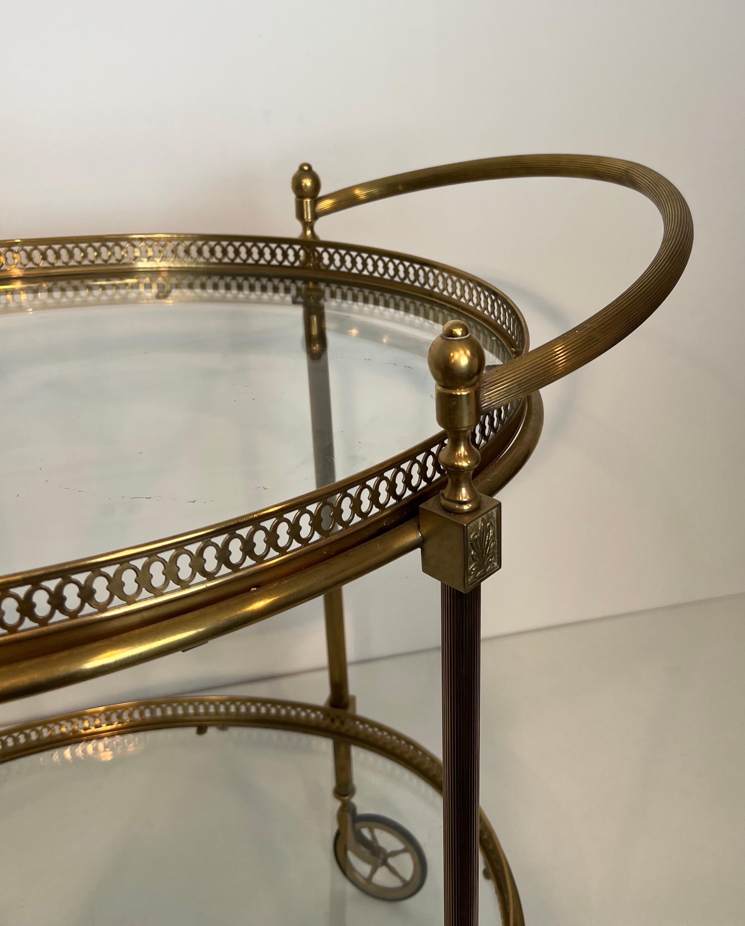 Milieu du XXe siècle Chariot de bar ovale en laiton de Maison Jansen en vente