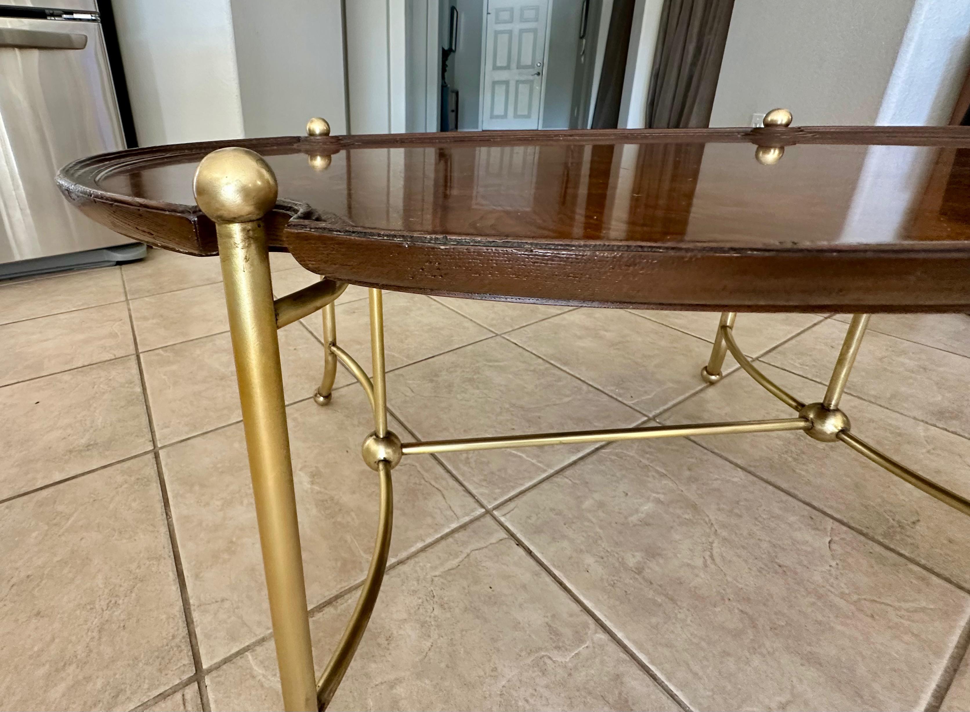 Mesa de centro ovalada de latón y madera burl de Hekman en venta 4