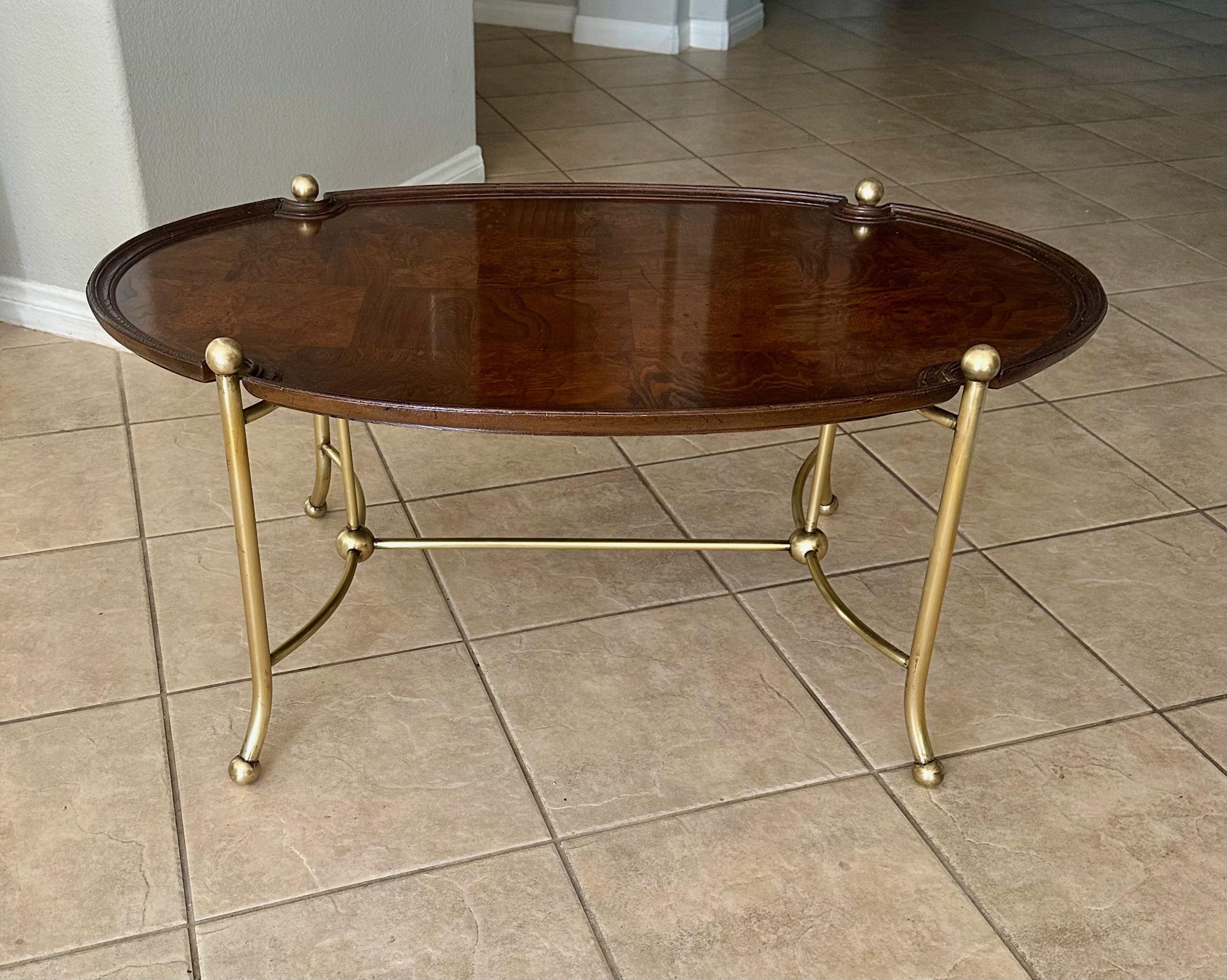Mesa de centro ovalada de latón y madera burl de Hekman en venta 5