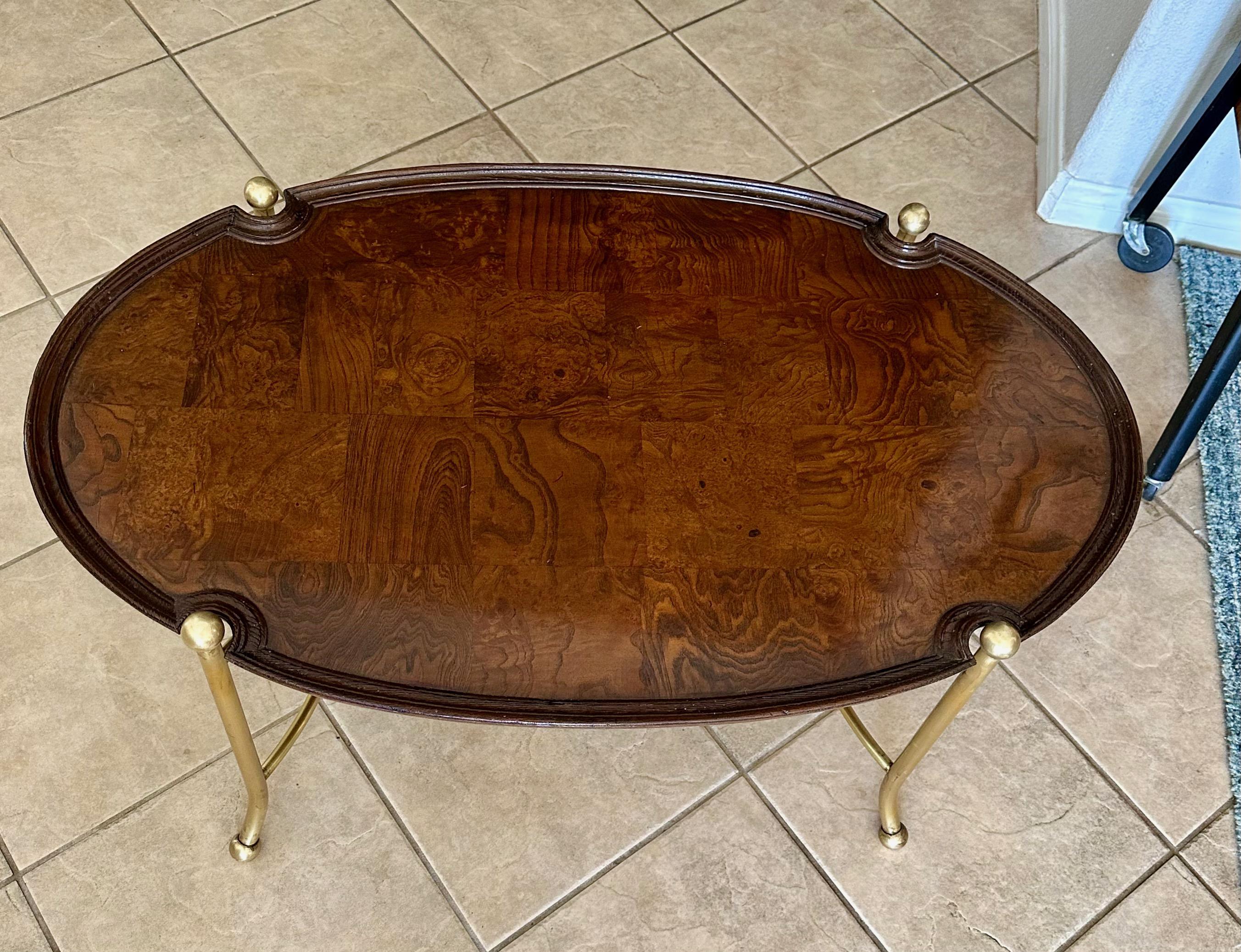Mesa de centro ovalada de latón y madera burl de Hekman en venta 6