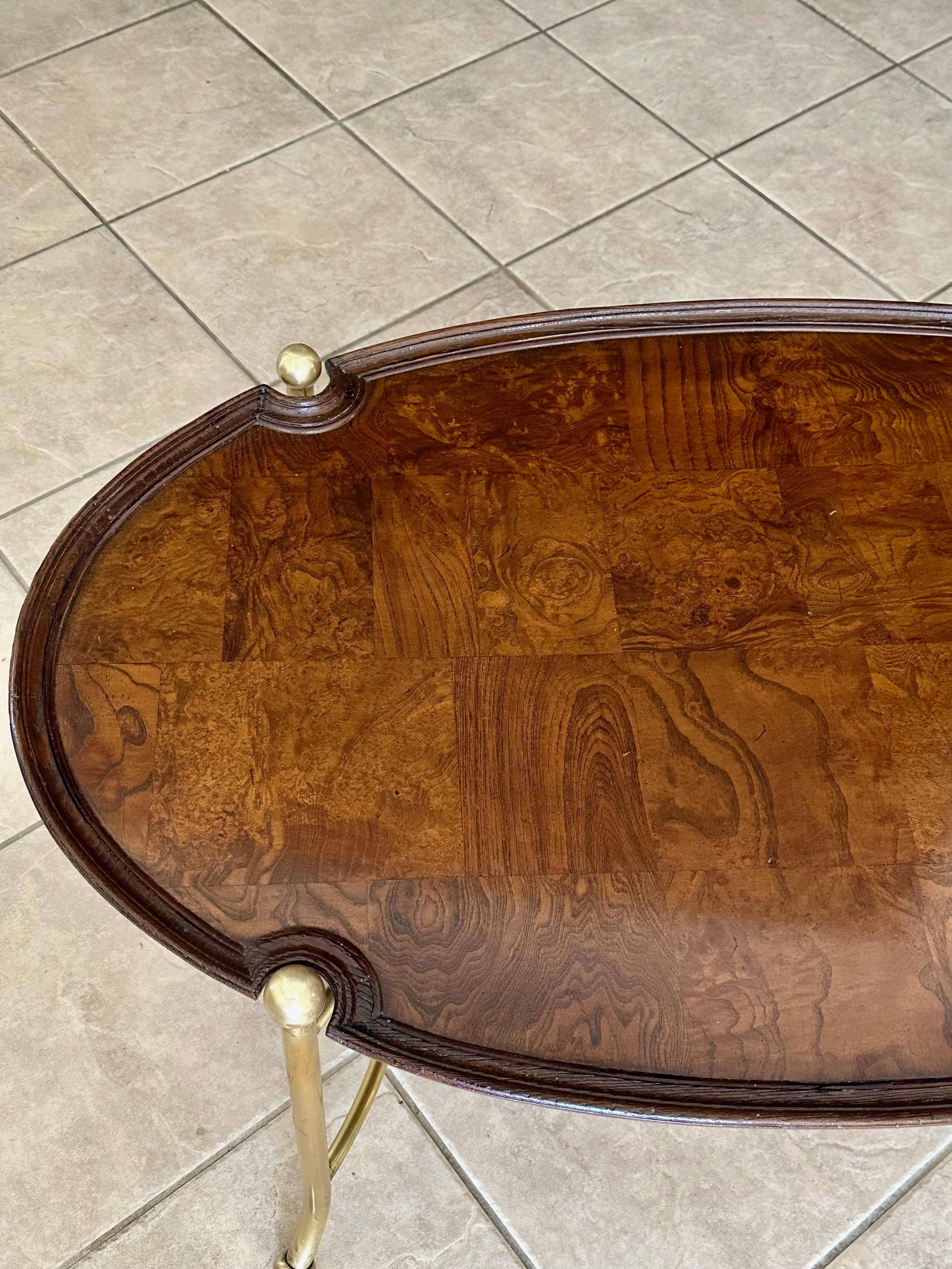 Mesa de centro ovalada de latón y madera burl de Hekman en venta 7
