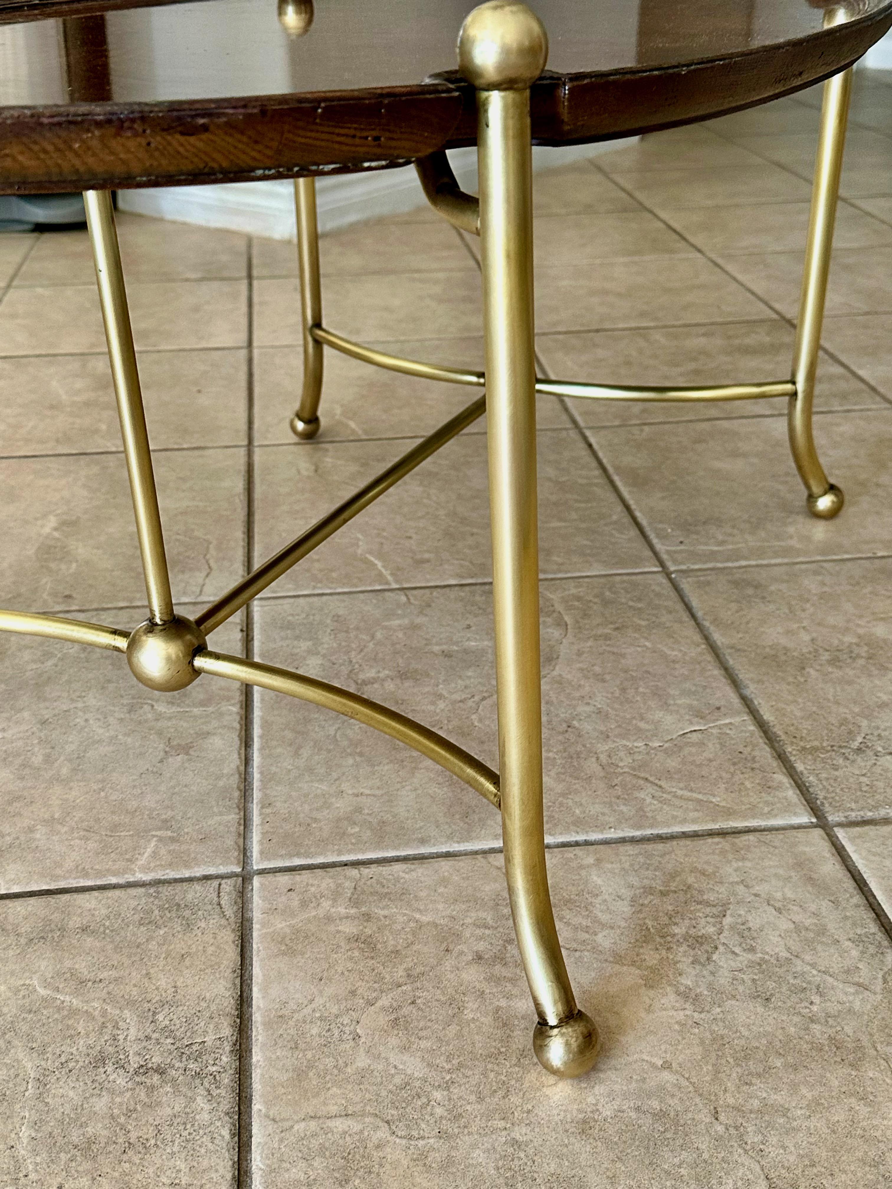 Mesa de centro ovalada de latón y madera burl de Hekman en venta 8