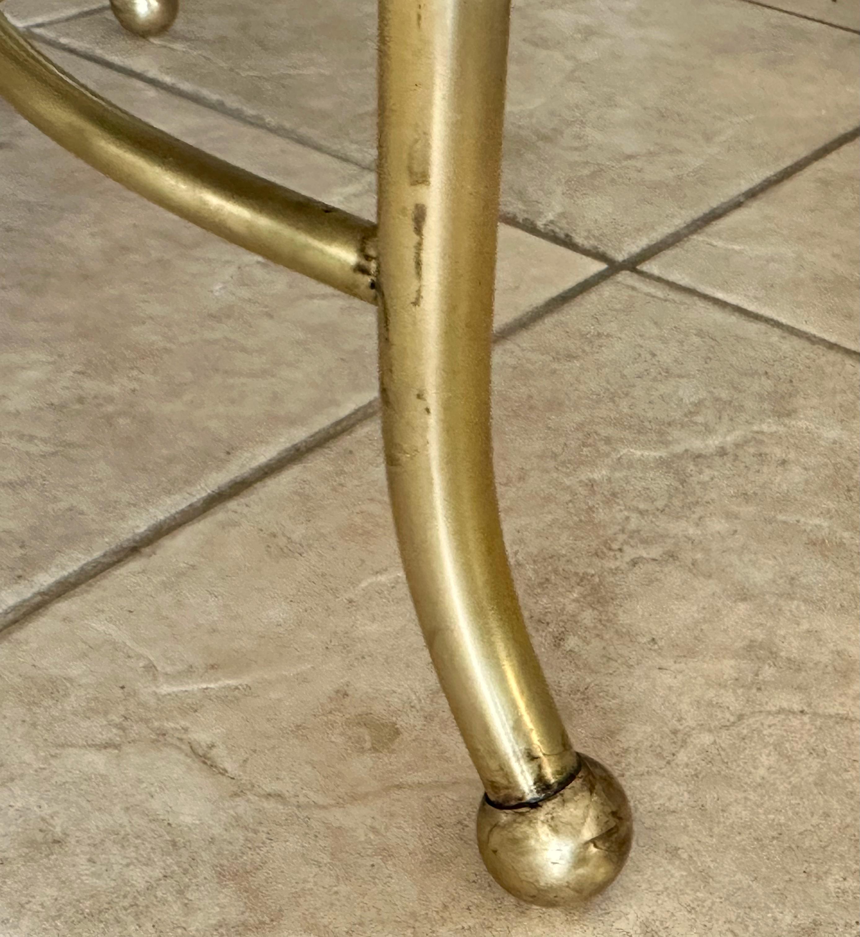 Mesa de centro ovalada de latón y madera burl de Hekman en venta 9