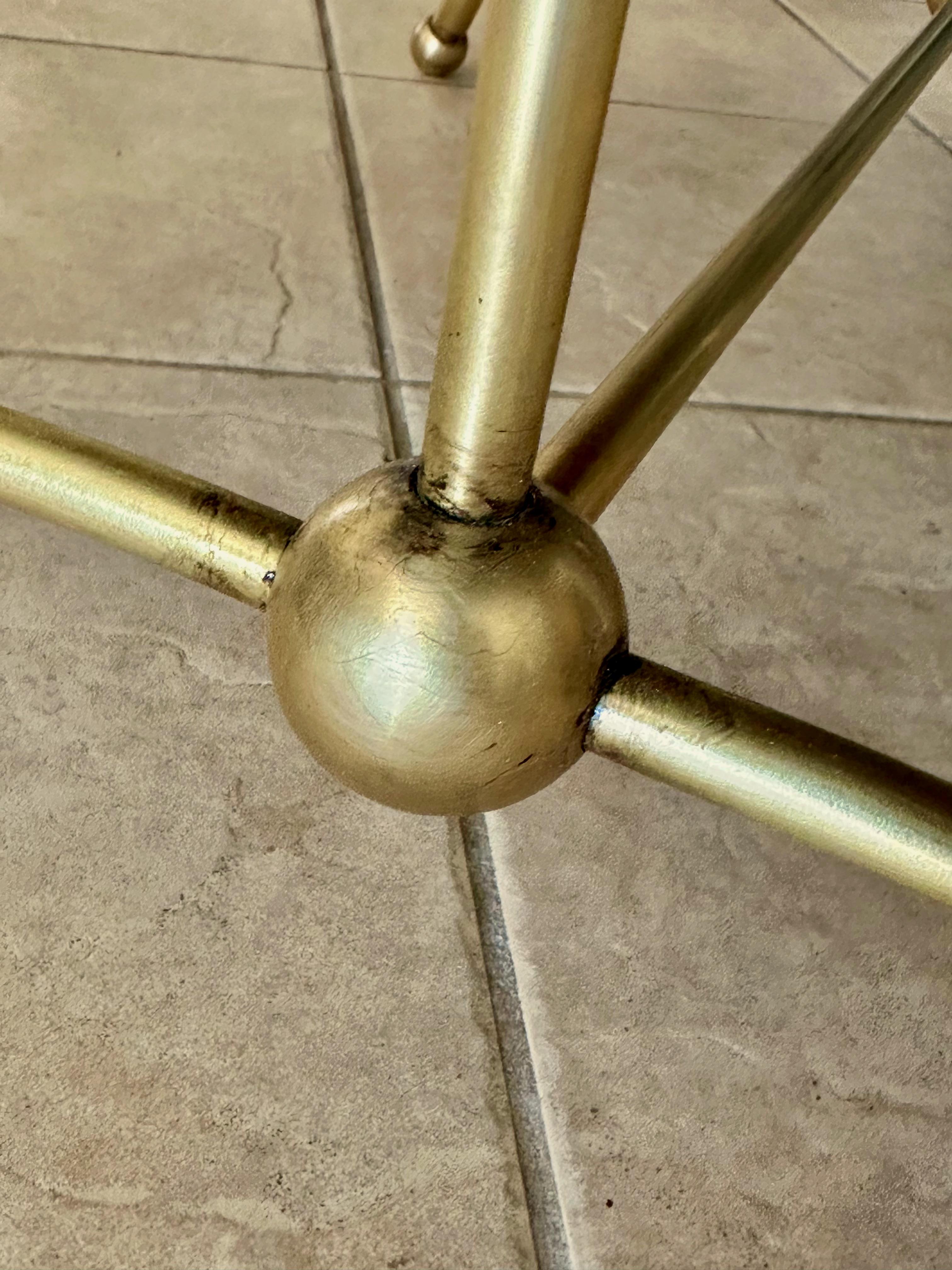 Mesa de centro ovalada de latón y madera burl de Hekman en venta 11