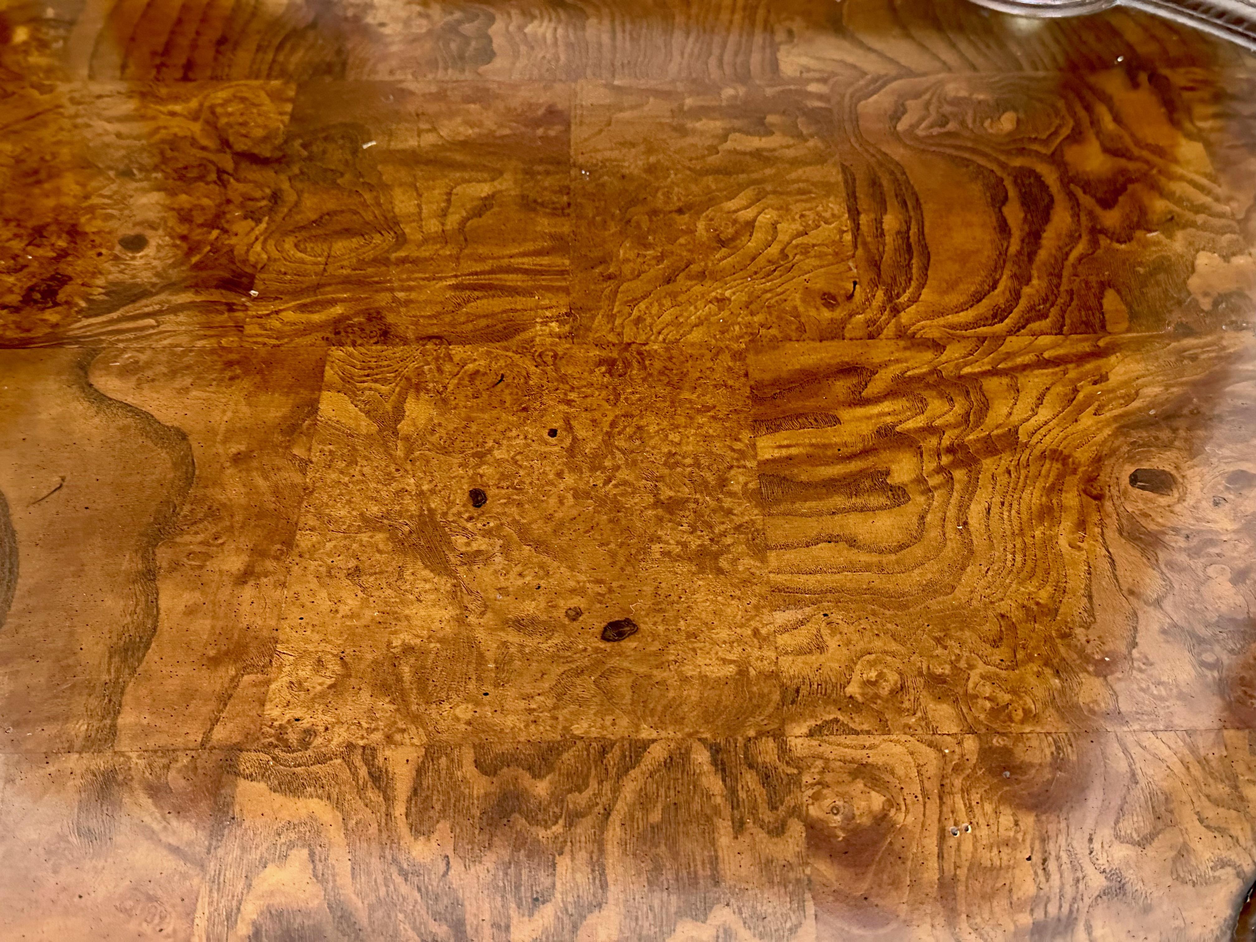 Mesa de centro ovalada de latón y madera burl de Hekman en venta 13