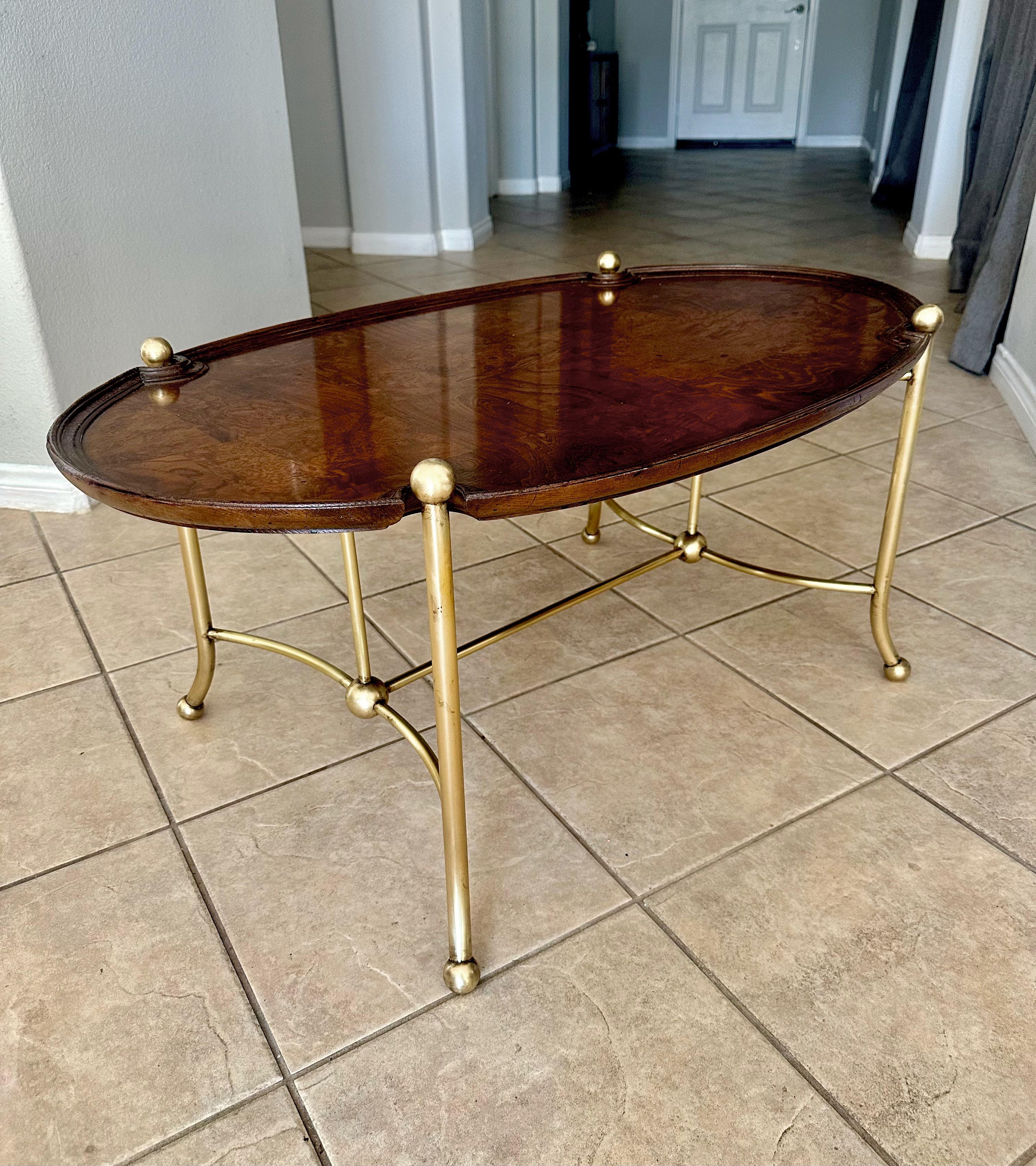 Mesa de centro ovalada de latón y madera burl de Hekman Estadounidense en venta