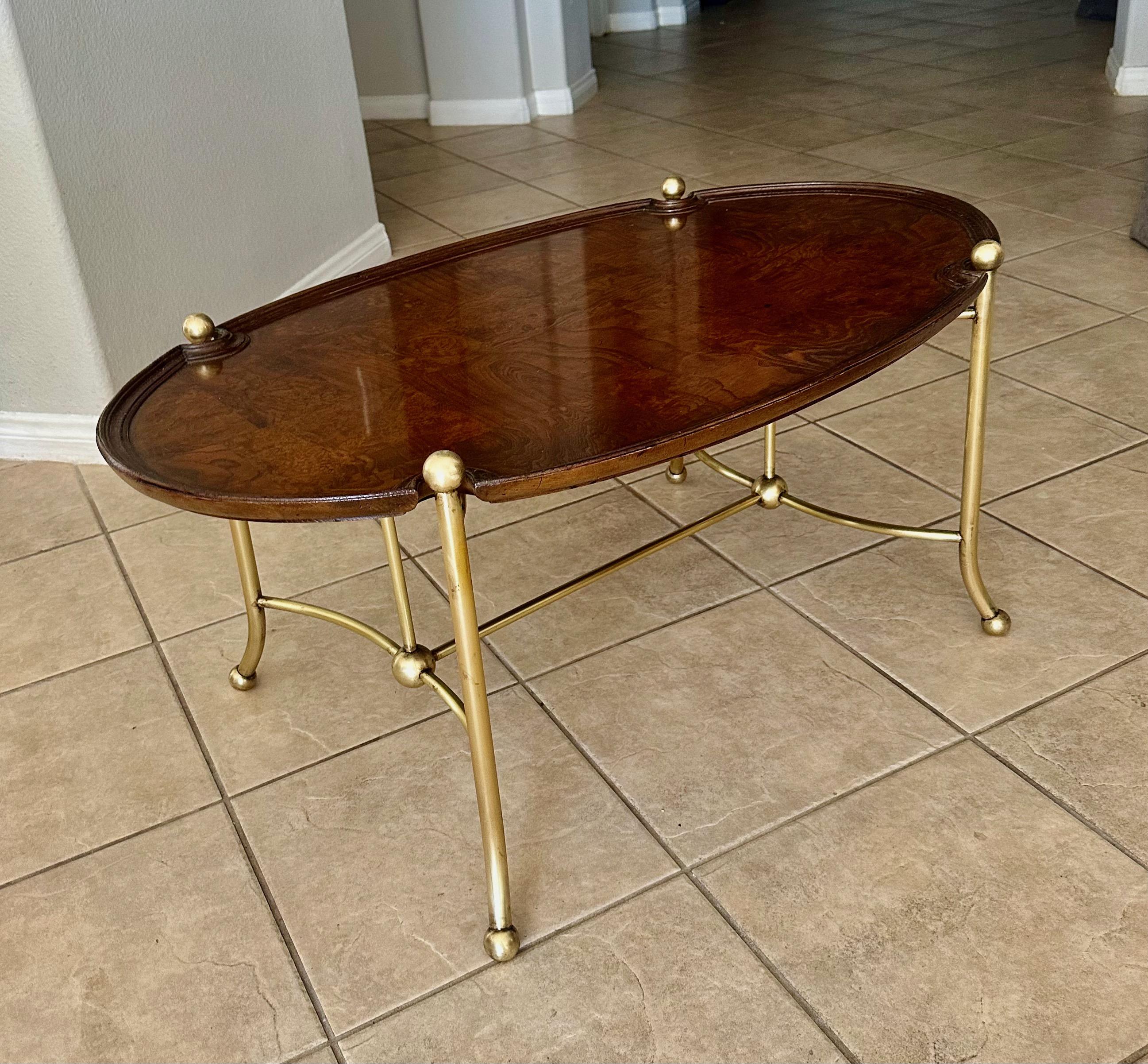 Mesa de centro ovalada de latón y madera burl de Hekman en Bueno estado para la venta en Palm Springs, CA