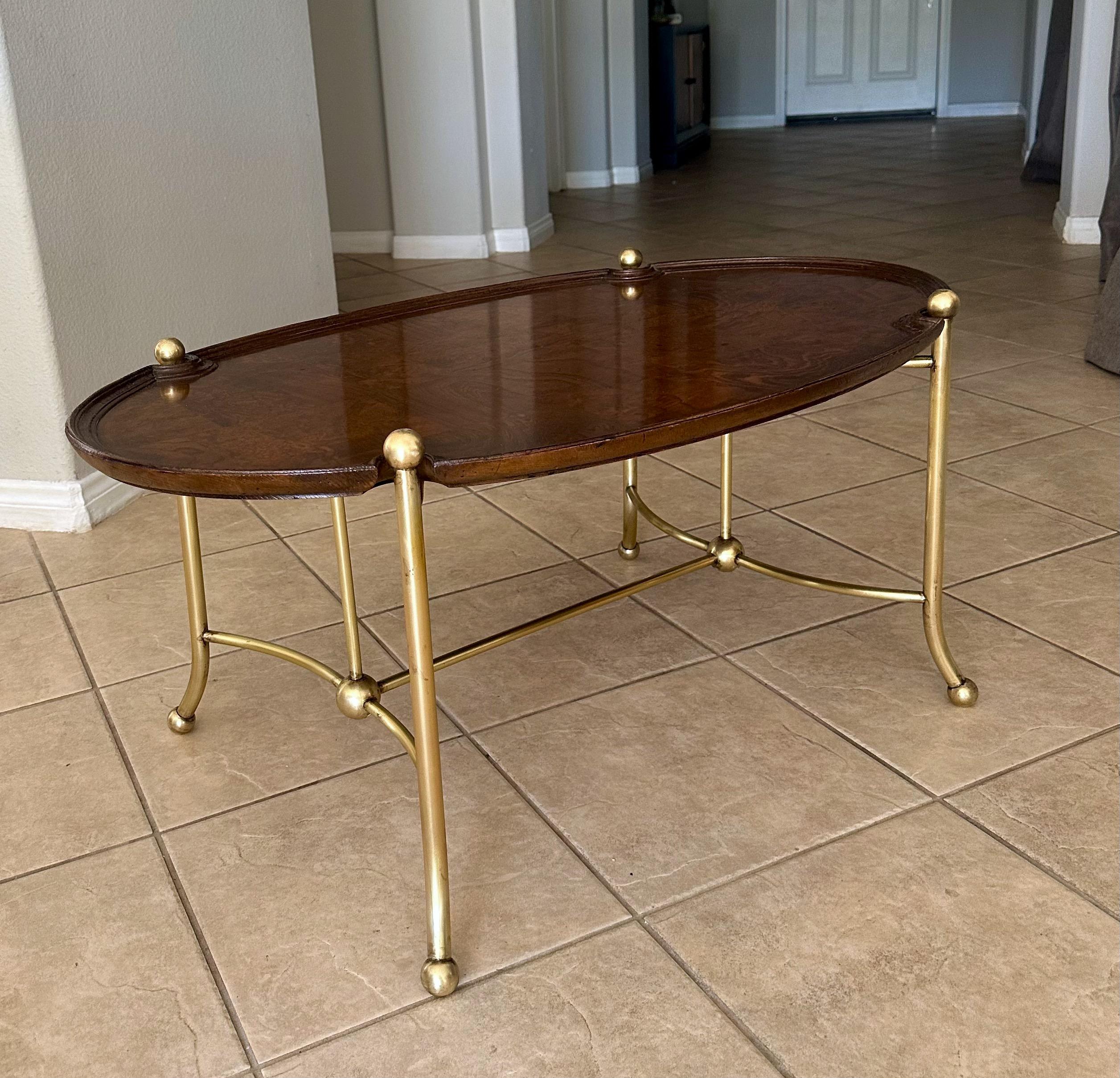 Mesa de centro ovalada de latón y madera burl de Hekman finales del siglo XX en venta