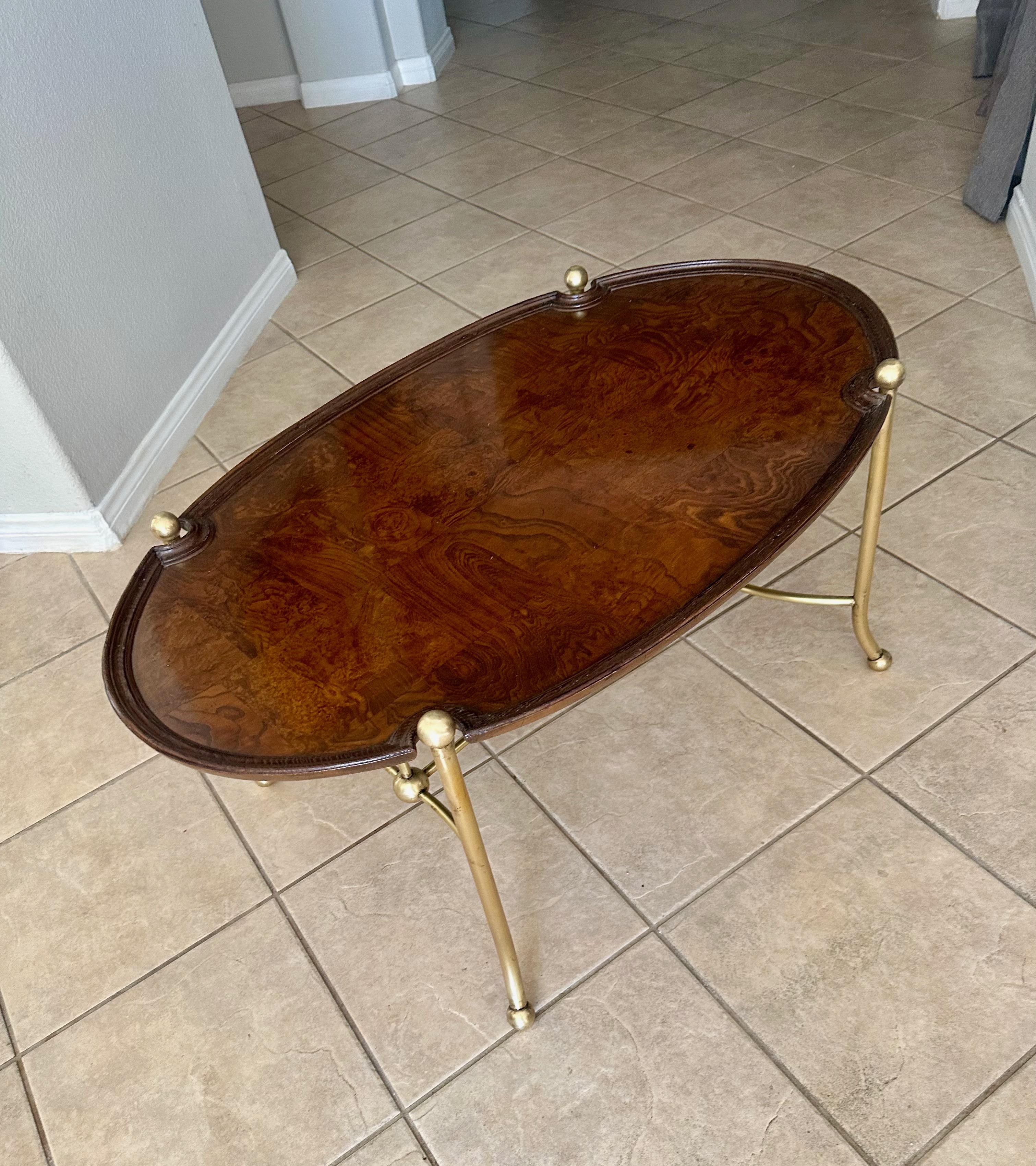 Mesa de centro ovalada de latón y madera burl de Hekman en venta 2