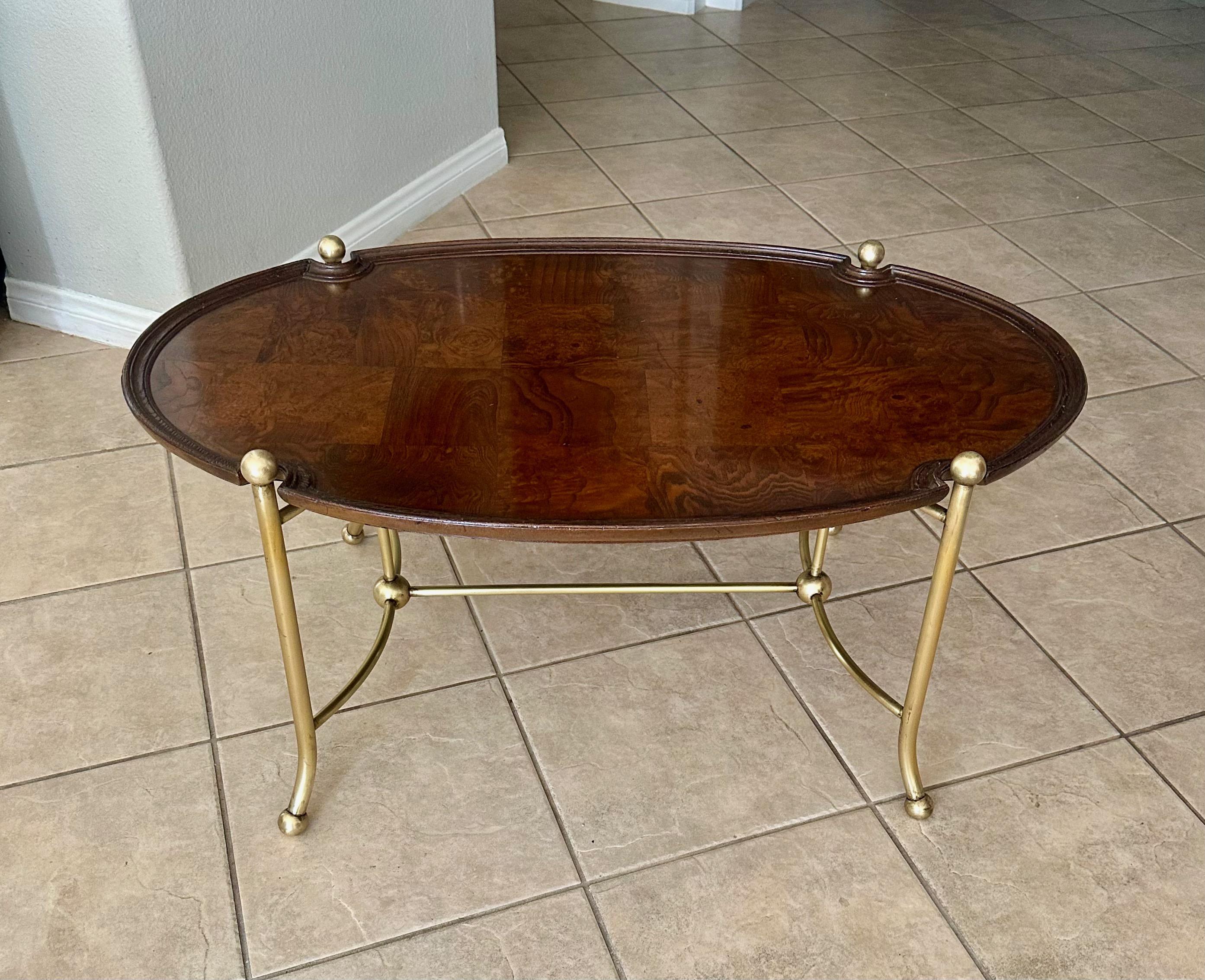 Mesa de centro ovalada de latón y madera burl de Hekman en venta 3