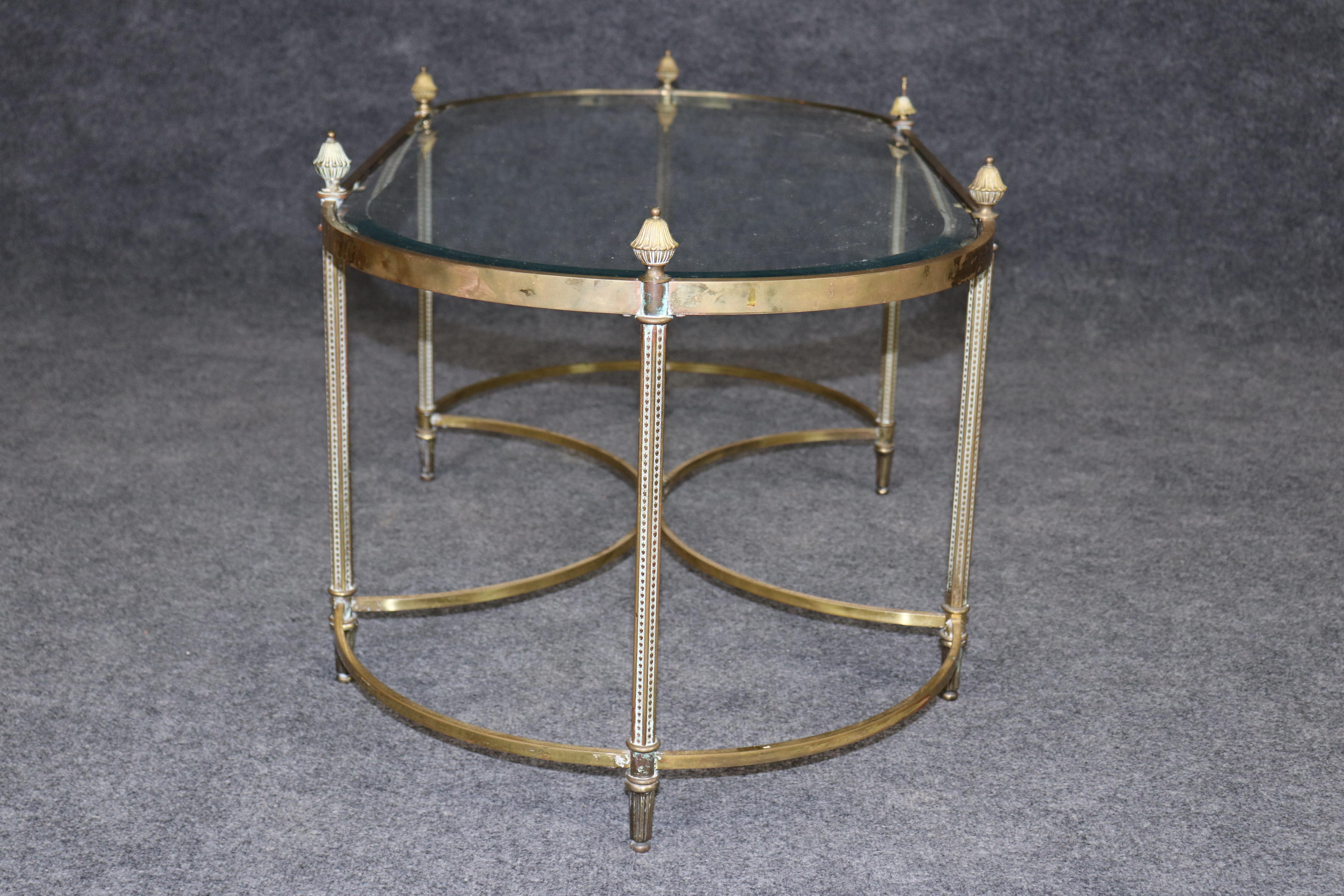 Il s'agit d'une magnifique table basse Directoire ou Louis XVI de fabrication française. Le cadre est en laiton avec de beaux détails et un travail du métal, ainsi qu'une patine ancienne et une finition usée par le temps. Un peu d'huile de coude ou