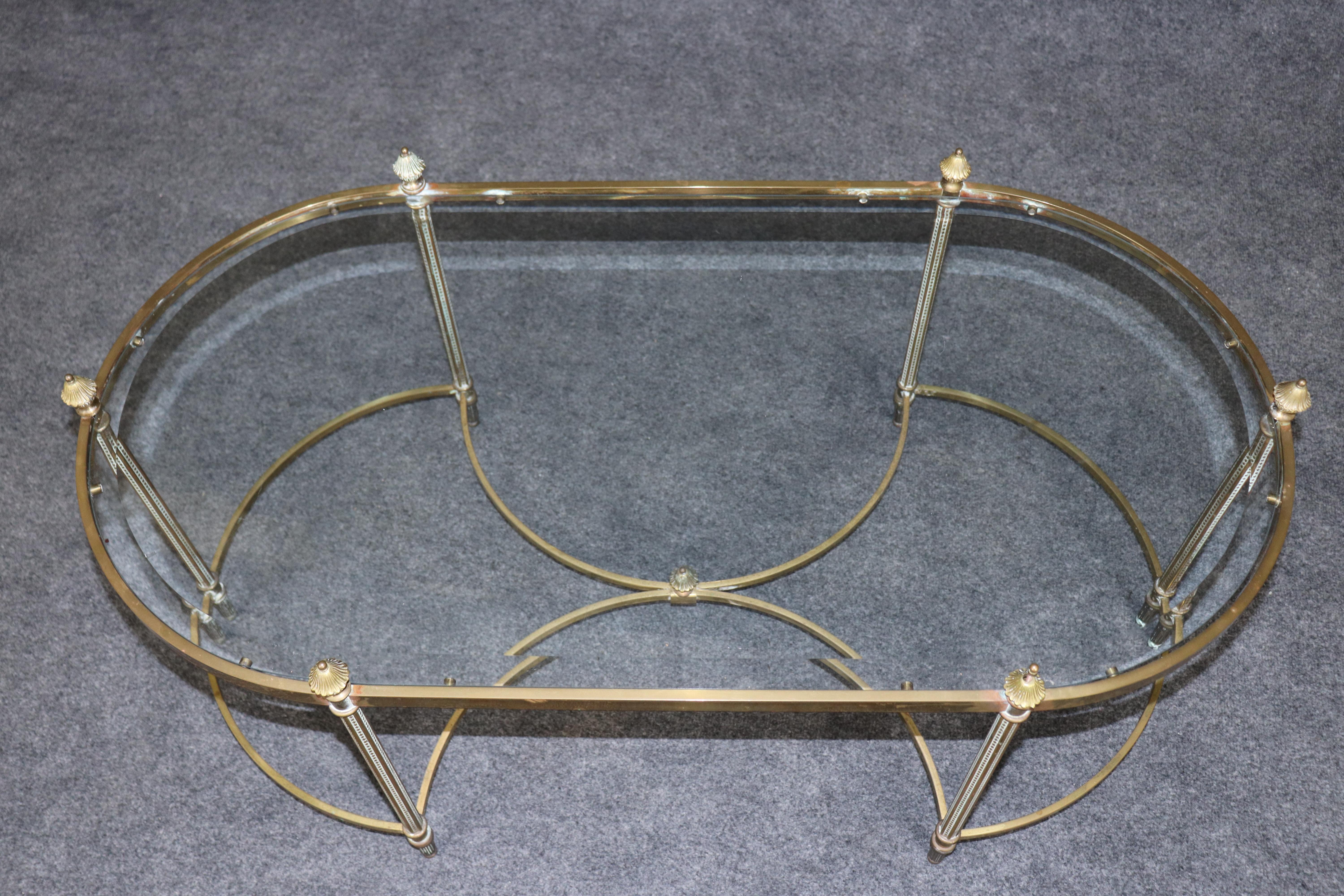 Français Table basse Directoire ovale en laiton de la Maison Jansen en vente