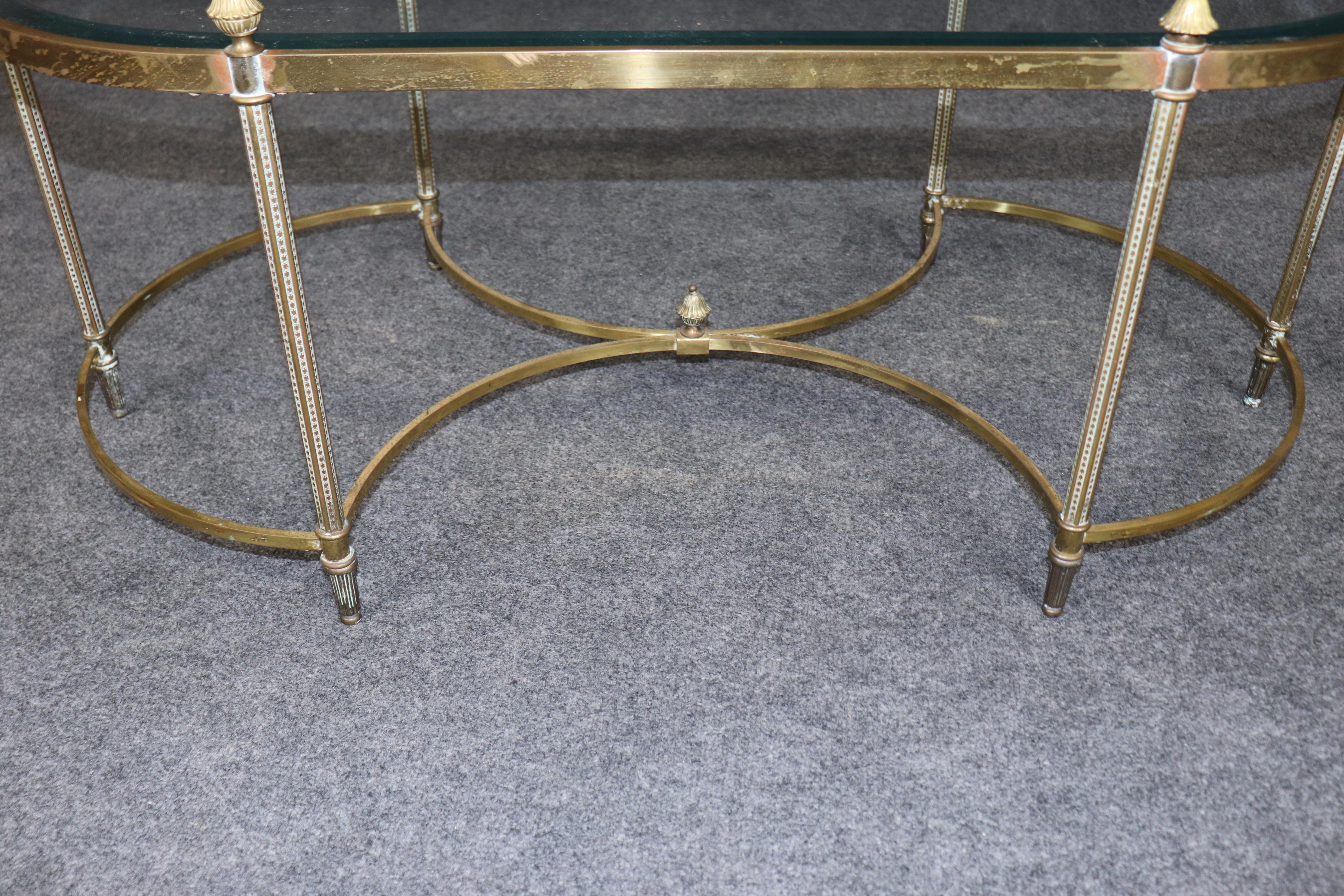 Table basse Directoire ovale en laiton de la Maison Jansen Bon état - En vente à Swedesboro, NJ